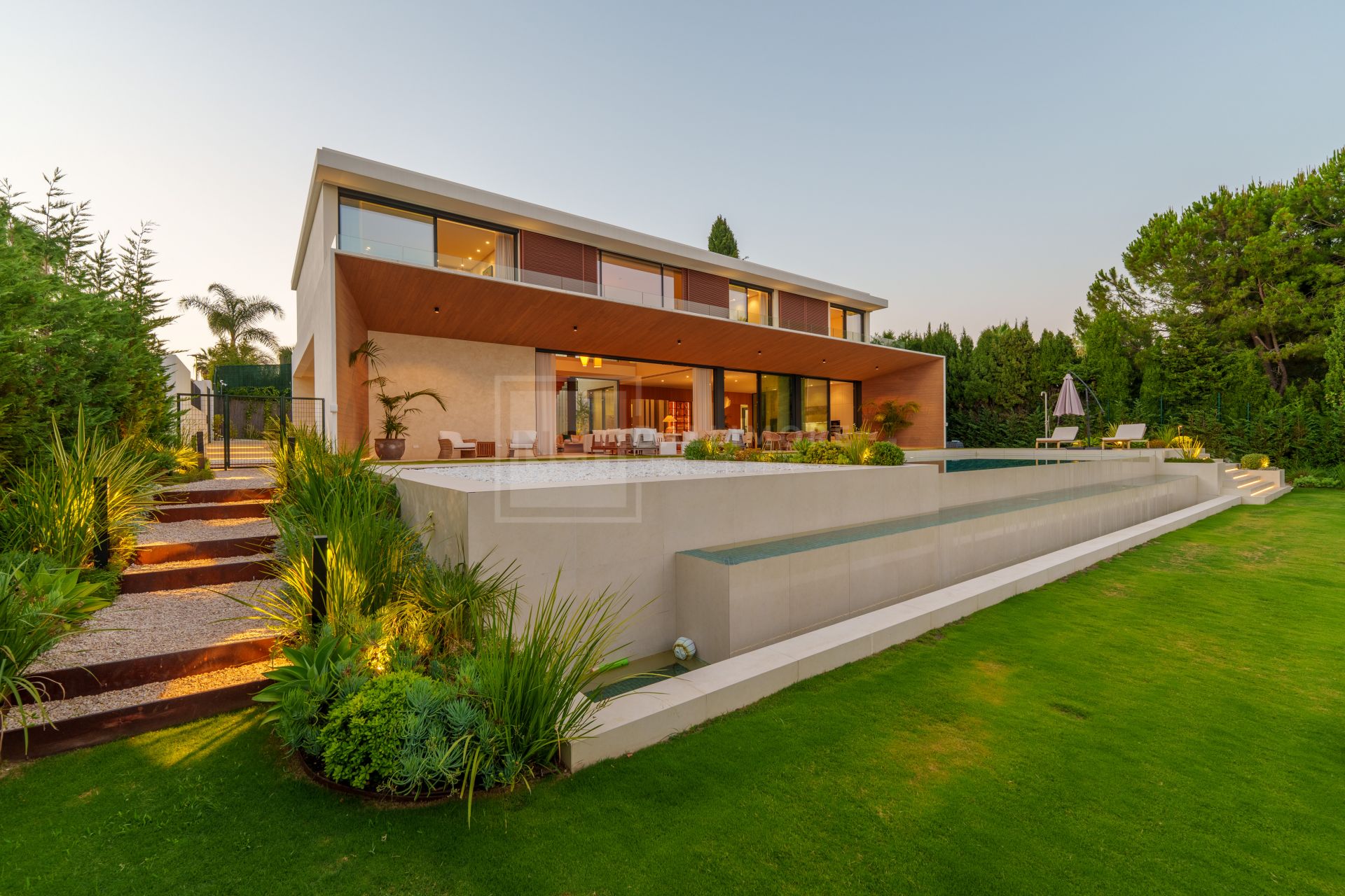 VILLA DE 6 DORMITORIOS CON CERTIFICACIÓN ENERGÉTICA A, SUELO RADIANTE, SISTEMA KNX Y PISCINA DE AGUA SALADA