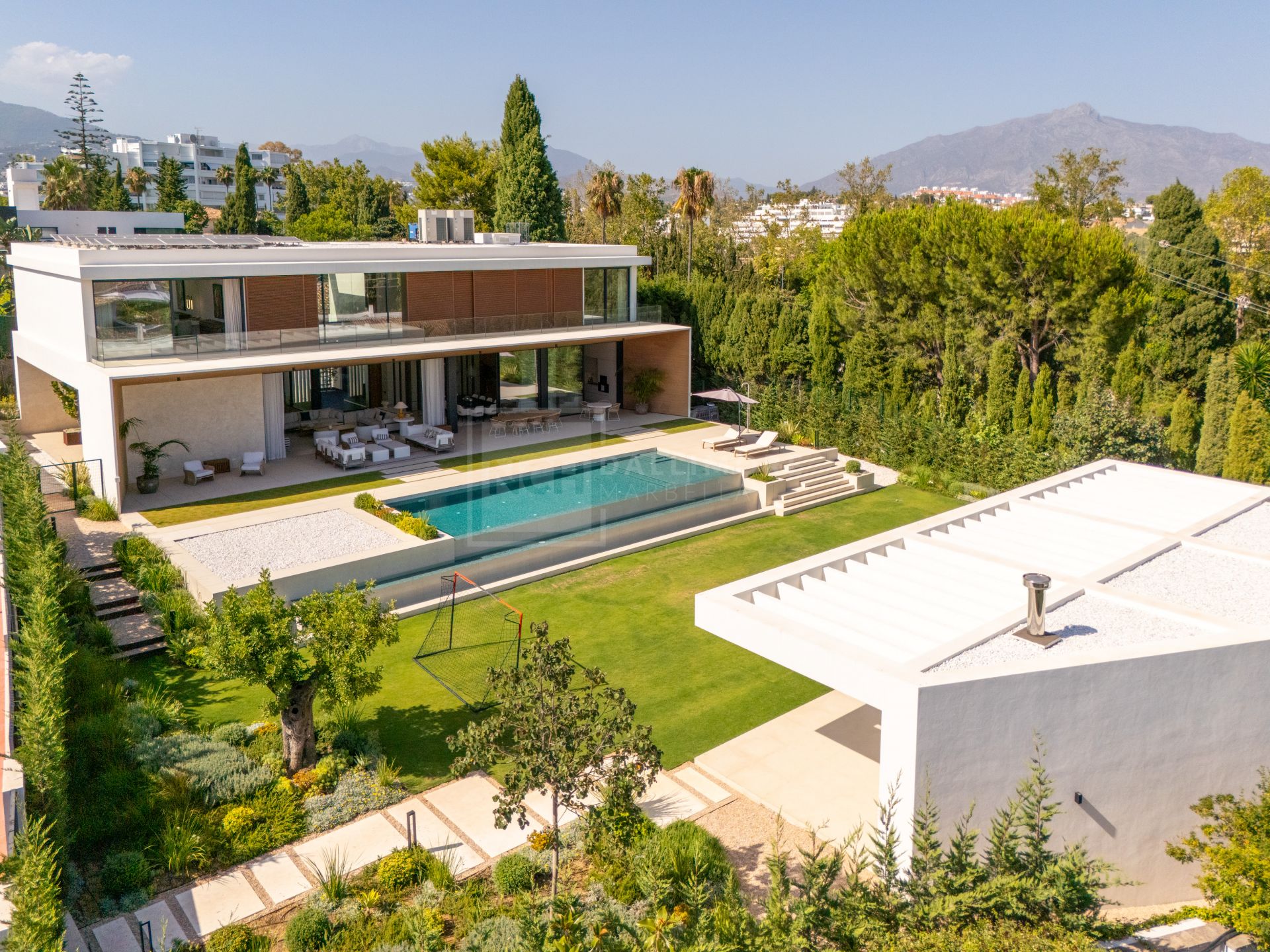 VILLA DE 6 DORMITORIOS CON CERTIFICACIÓN ENERGÉTICA A, SUELO RADIANTE, SISTEMA KNX Y PISCINA DE AGUA SALADA