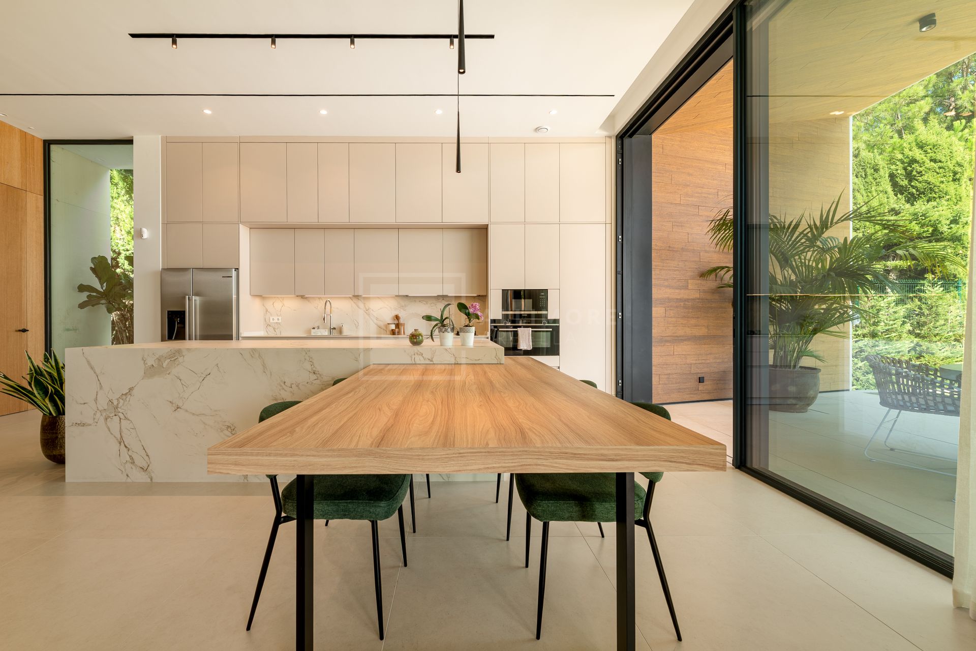VILLA DE 6 DORMITORIOS CON CERTIFICACIÓN ENERGÉTICA A, SUELO RADIANTE, SISTEMA KNX Y PISCINA DE AGUA SALADA