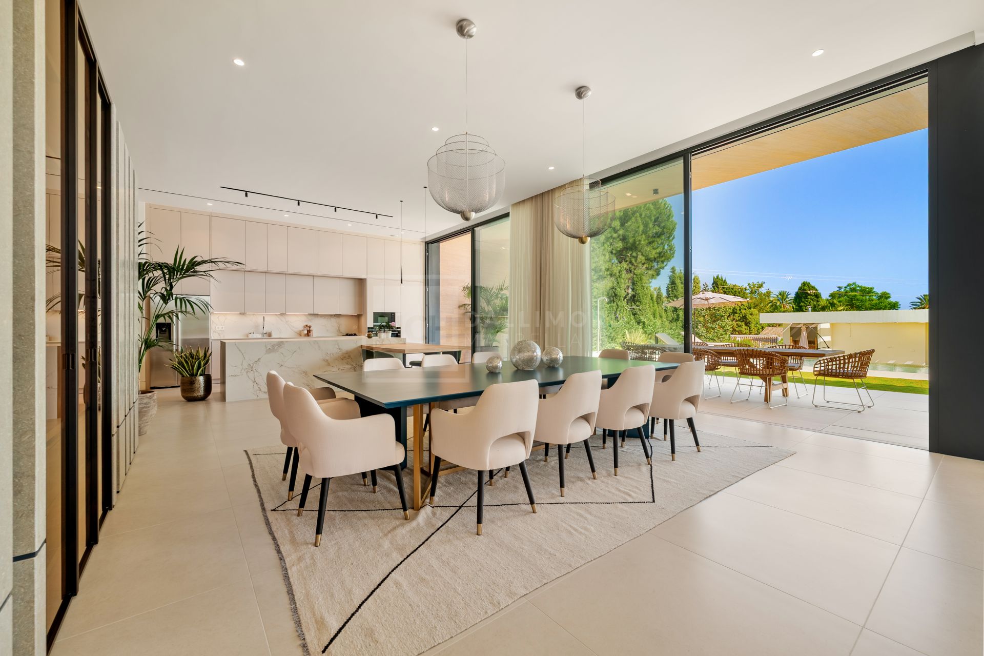 VILLA DE 6 DORMITORIOS CON CERTIFICACIÓN ENERGÉTICA A, SUELO RADIANTE, SISTEMA KNX Y PISCINA DE AGUA SALADA