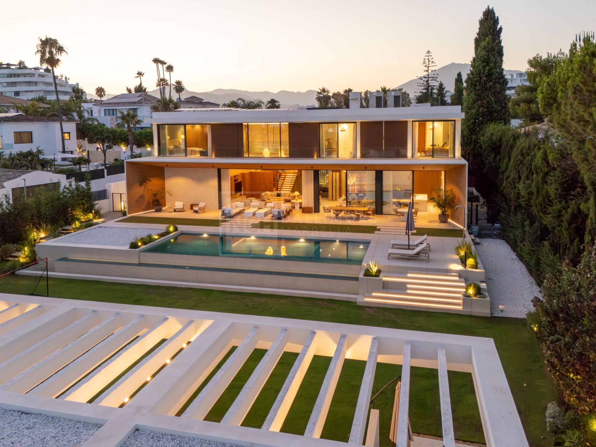 VILLA DE 6 DORMITORIOS CON CERTIFICACIÓN ENERGÉTICA A, SUELO RADIANTE, SISTEMA KNX Y PISCINA DE AGUA SALADA