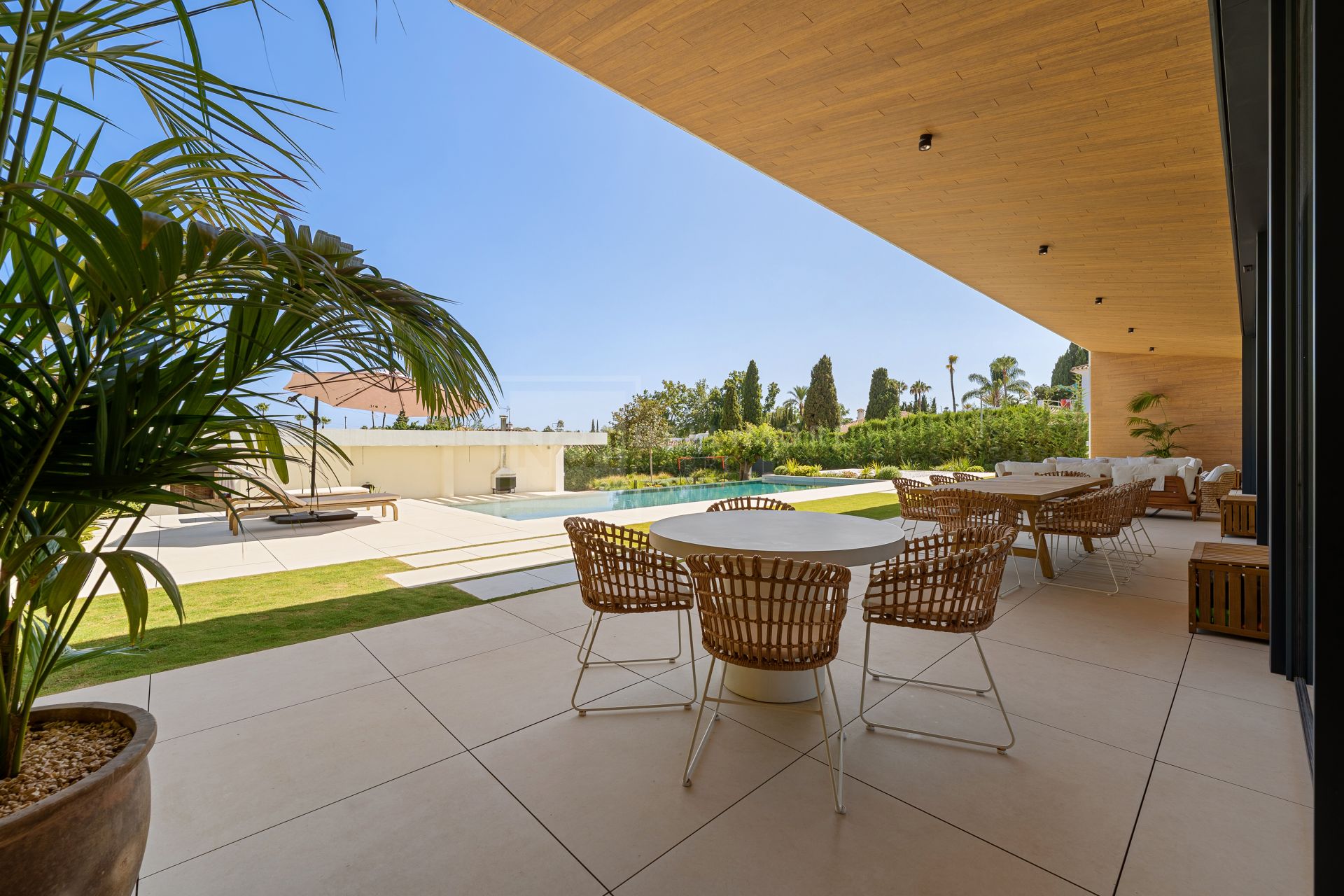 VILLA DE 6 DORMITORIOS CON CERTIFICACIÓN ENERGÉTICA A, SUELO RADIANTE, SISTEMA KNX Y PISCINA DE AGUA SALADA