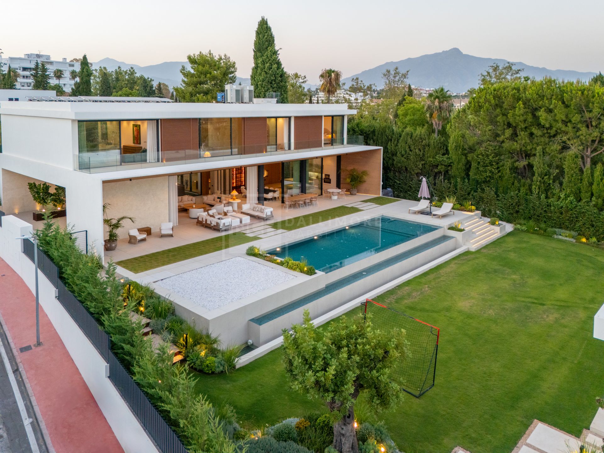 VILLA DE 6 DORMITORIOS CON CERTIFICACIÓN ENERGÉTICA A, SUELO RADIANTE, SISTEMA KNX Y PISCINA DE AGUA SALADA