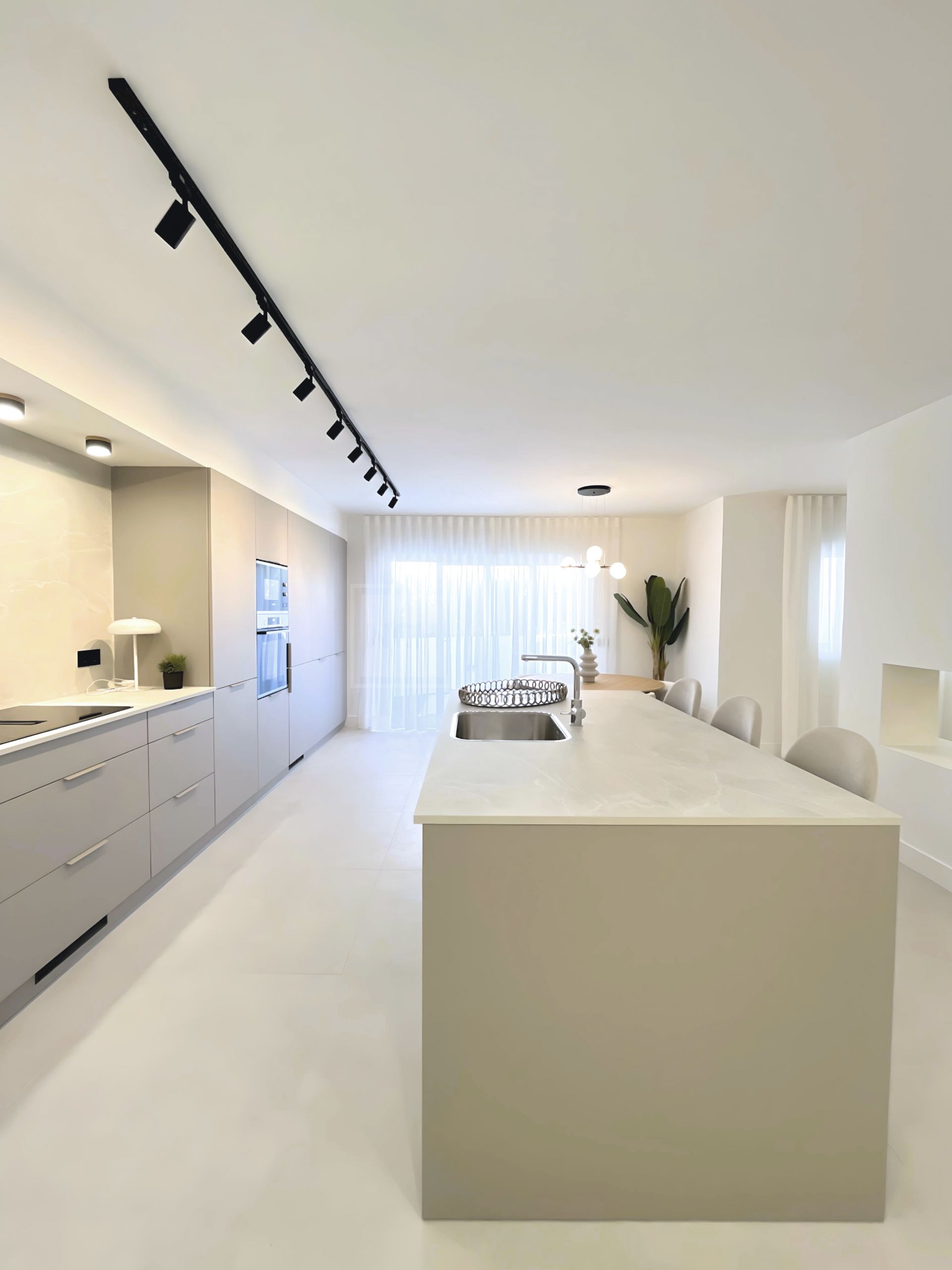 ELEGANT GROUND FLOOR APARTMENT WITH PRIVATE GARDEN IN NUEVA ANDALUCÍA