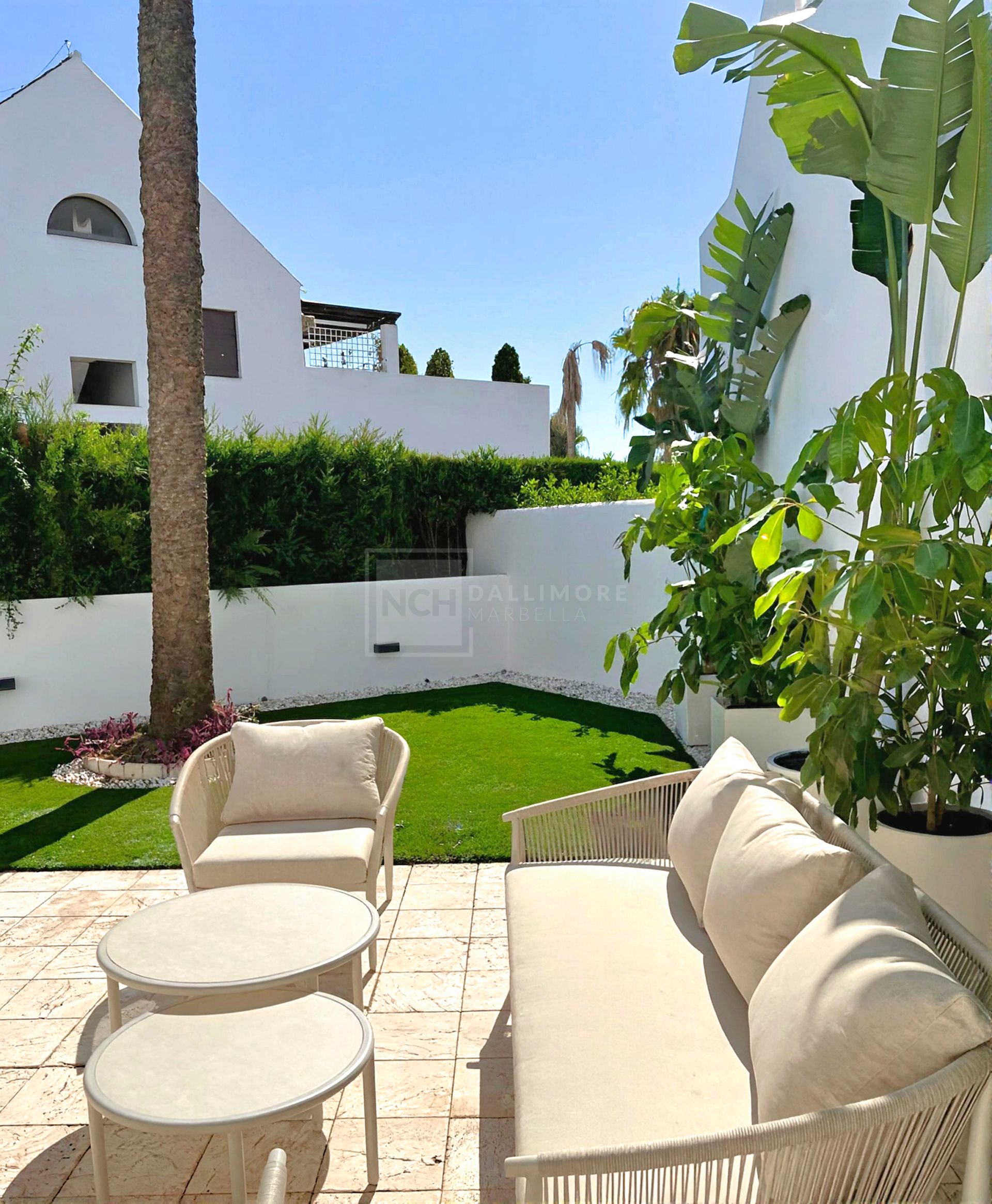 ELEGANT GROUND FLOOR APARTMENT WITH PRIVATE GARDEN IN NUEVA ANDALUCÍA