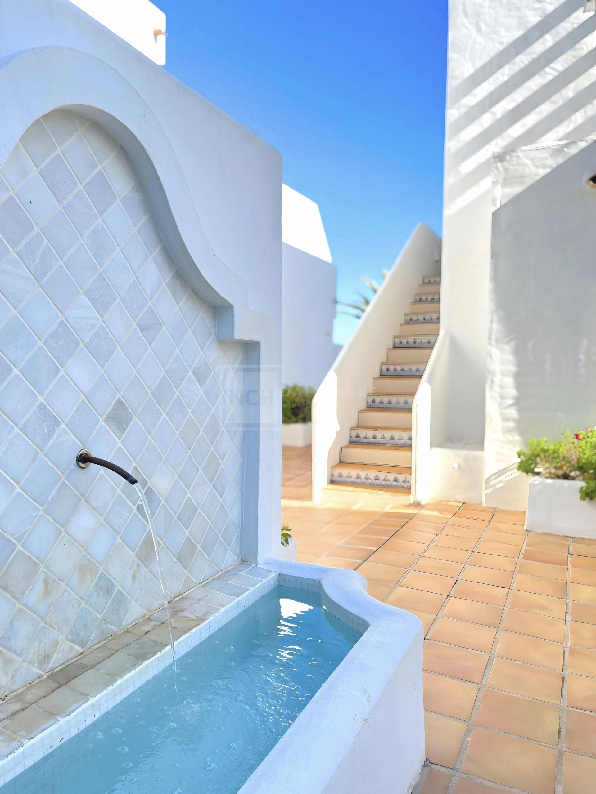 ELEGANT GROUND FLOOR APARTMENT WITH PRIVATE GARDEN IN NUEVA ANDALUCÍA