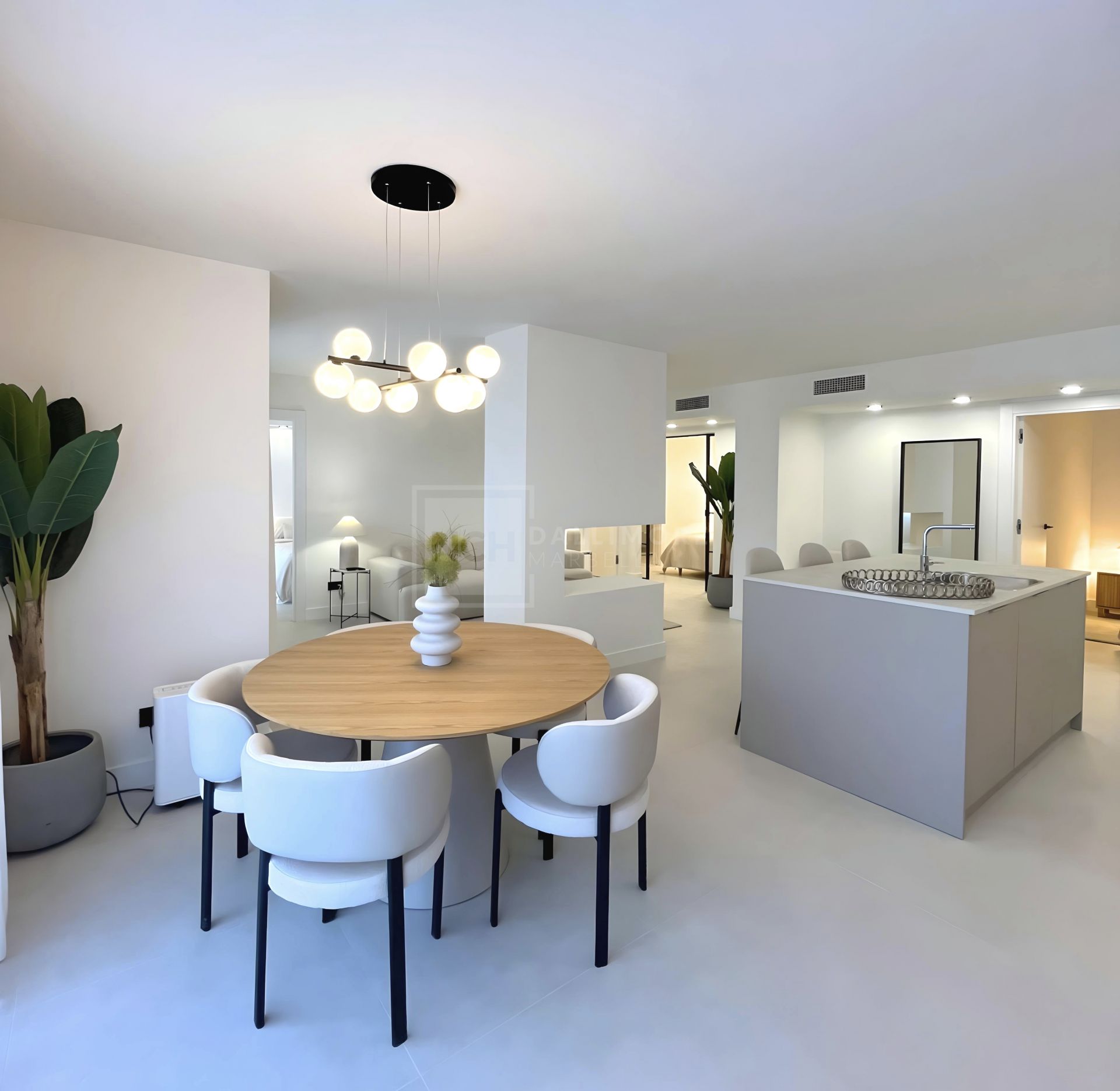 ELEGANT GROUND FLOOR APARTMENT WITH PRIVATE GARDEN IN NUEVA ANDALUCÍA