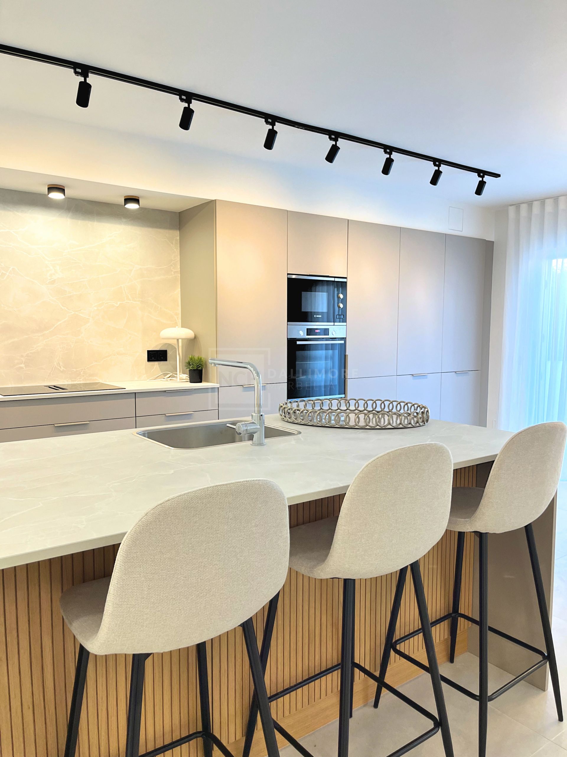 ELEGANT GROUND FLOOR APARTMENT WITH PRIVATE GARDEN IN NUEVA ANDALUCÍA