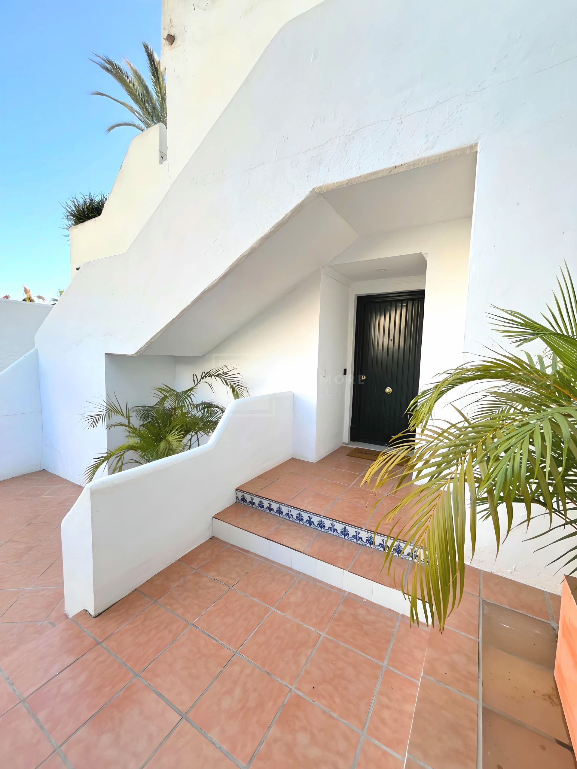 ELEGANT GROUND FLOOR APARTMENT WITH PRIVATE GARDEN IN NUEVA ANDALUCÍA