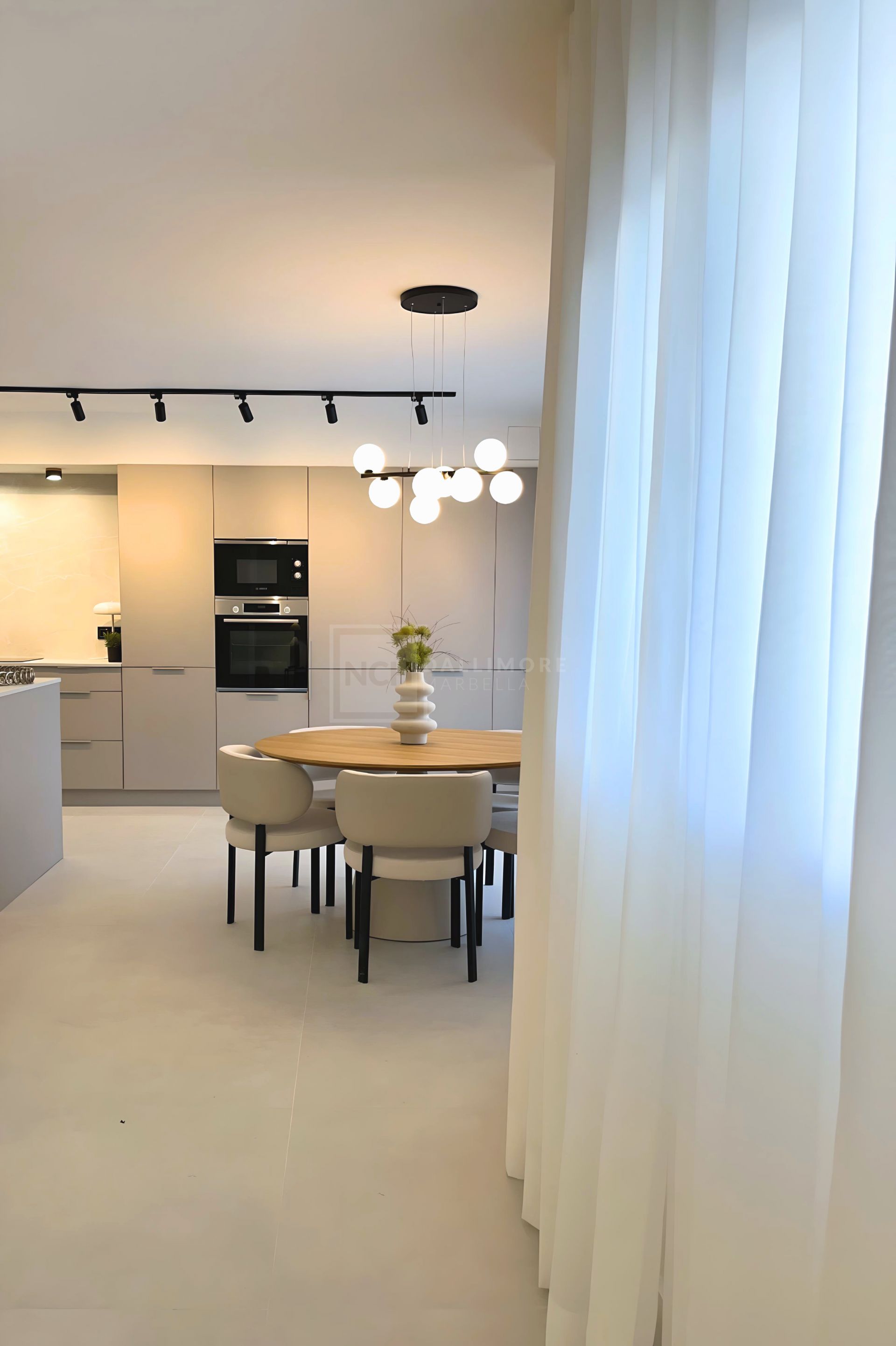 ELEGANT GROUND FLOOR APARTMENT WITH PRIVATE GARDEN IN NUEVA ANDALUCÍA