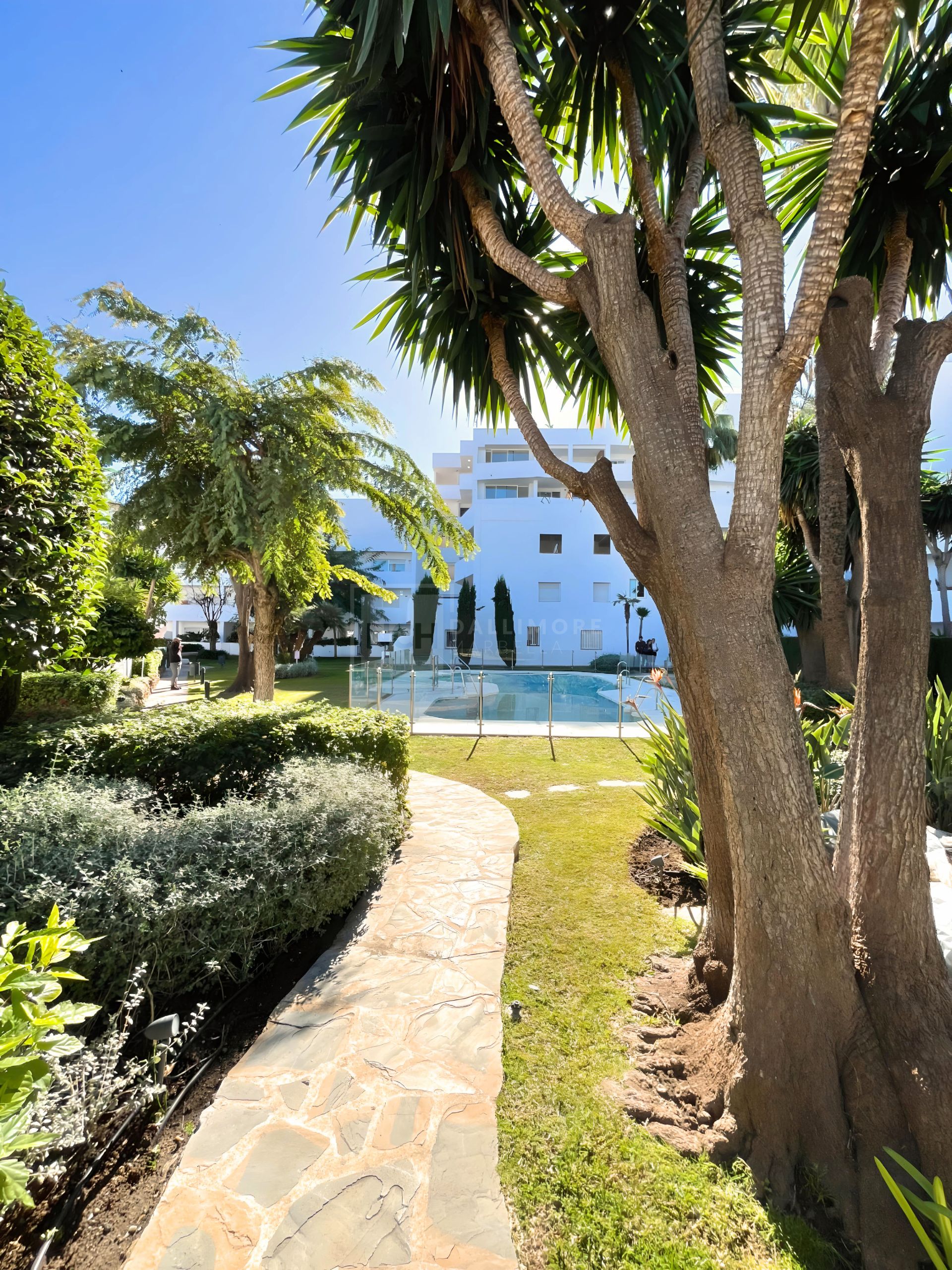 ELEGANT GROUND FLOOR APARTMENT WITH PRIVATE GARDEN IN NUEVA ANDALUCÍA