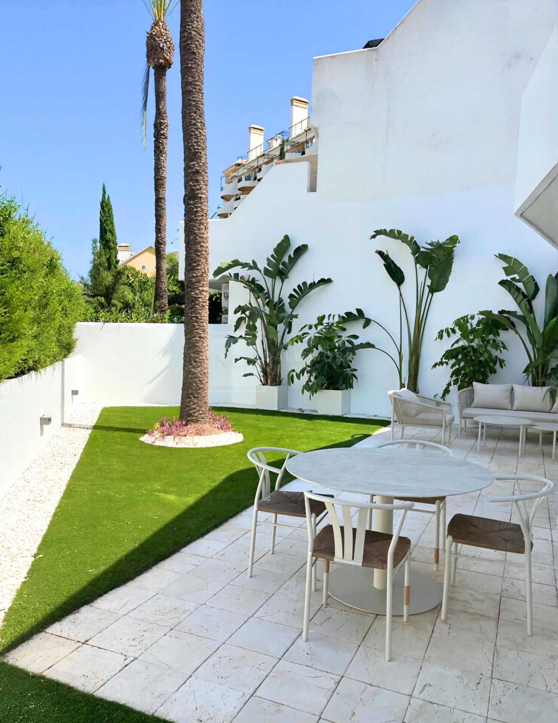 ELEGANT GROUND FLOOR APARTMENT WITH PRIVATE GARDEN IN NUEVA ANDALUCÍA