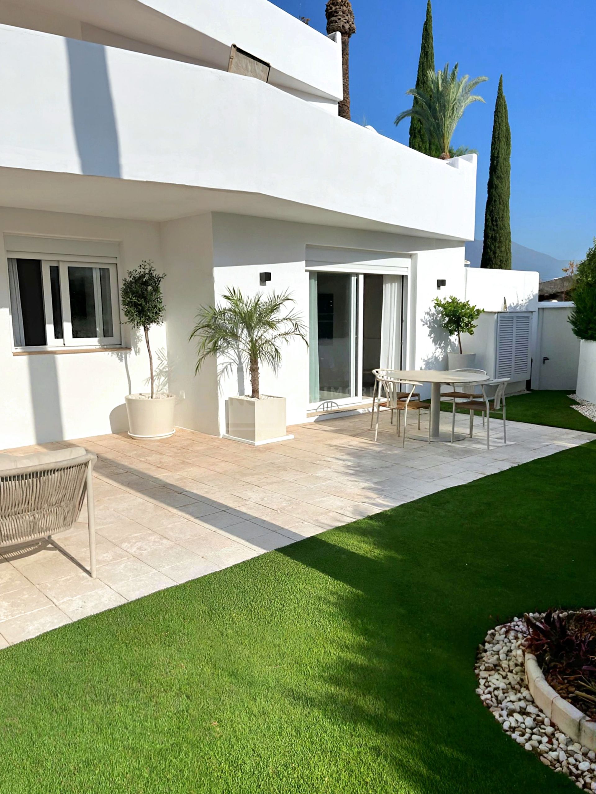 ELEGANT GROUND FLOOR APARTMENT WITH PRIVATE GARDEN IN NUEVA ANDALUCÍA
