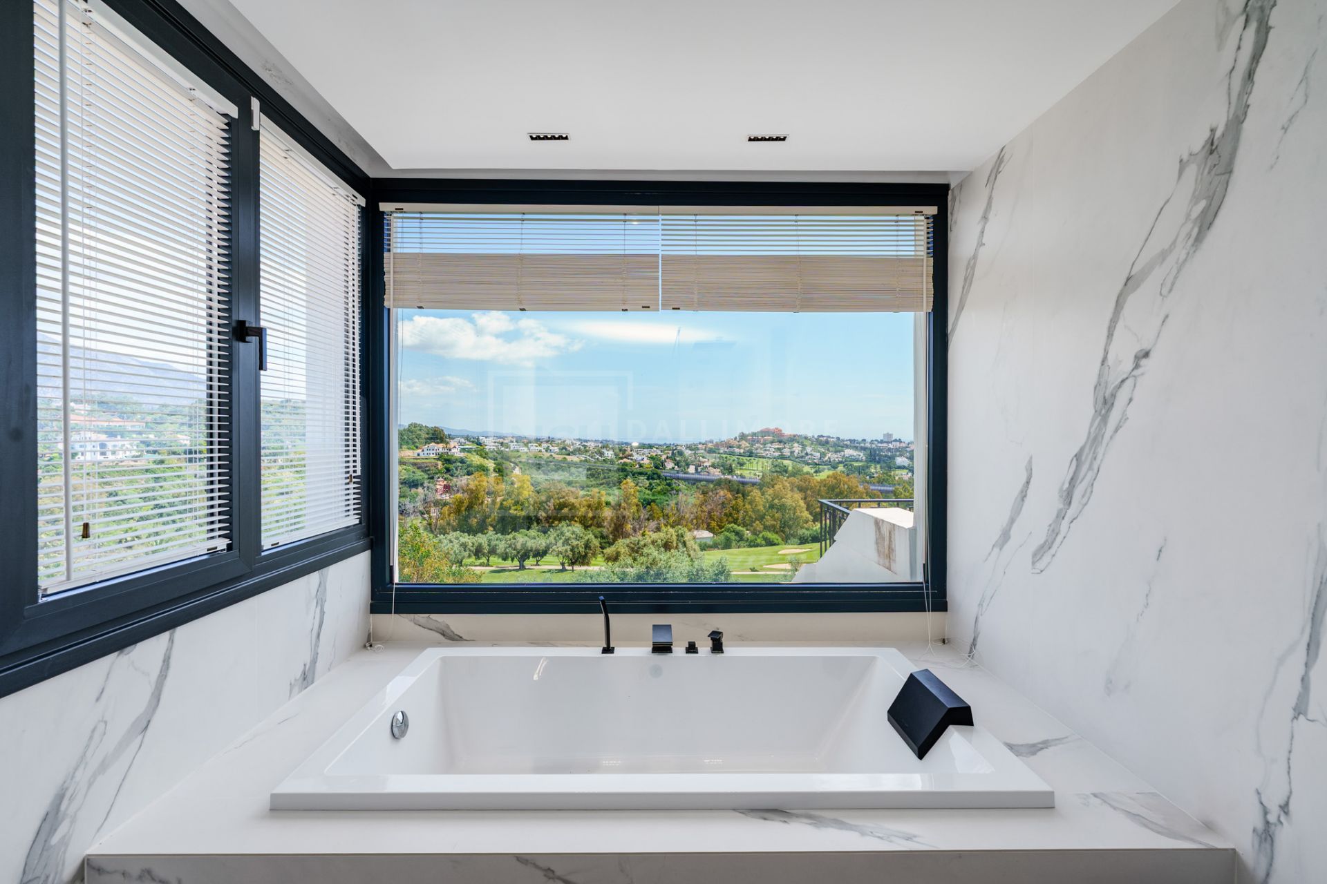 FULLY RENOVATED TOWNHOUSE WITH SPECTACULAR VIEWS