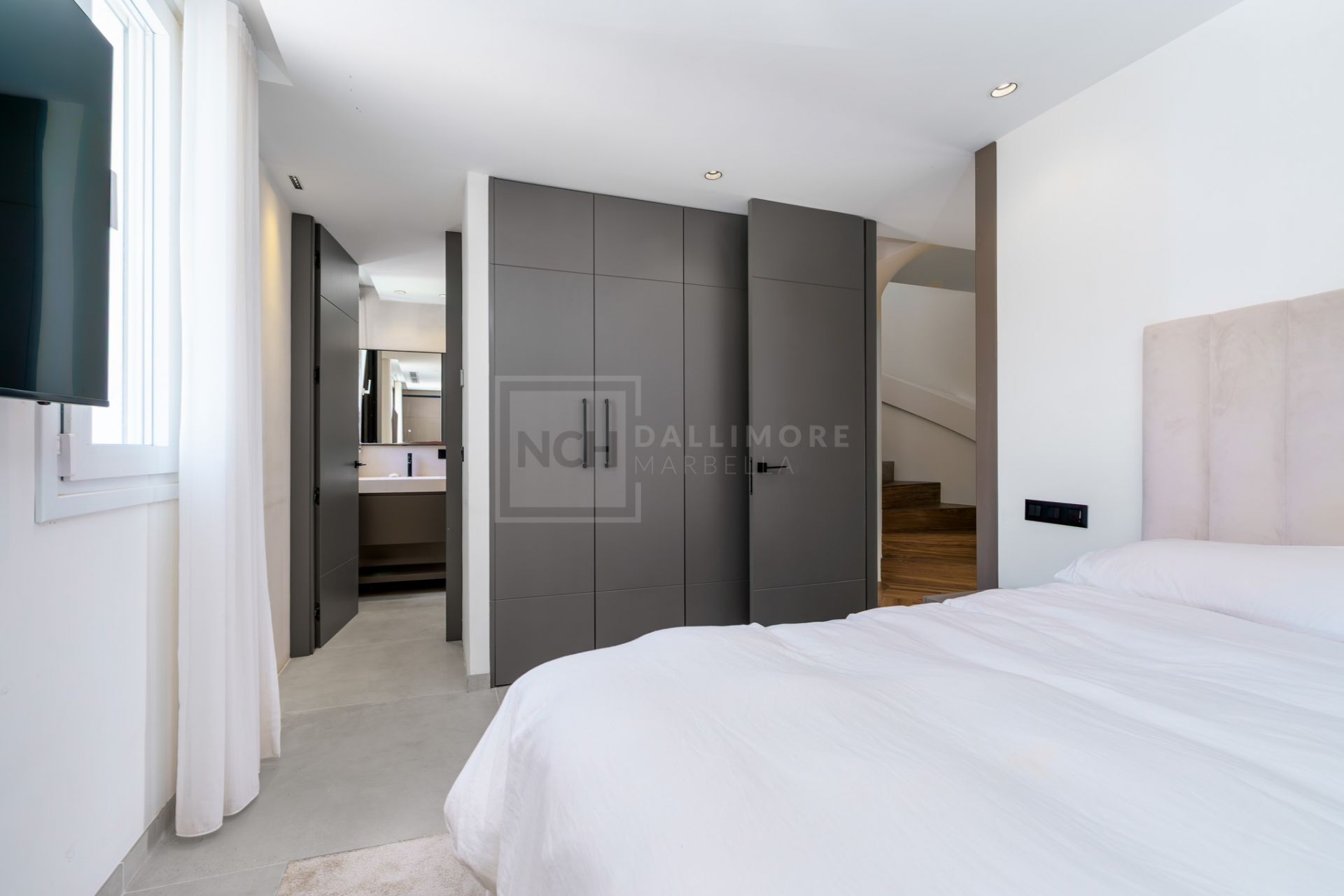 FULLY RENOVATED TOWNHOUSE WITH SPECTACULAR VIEWS