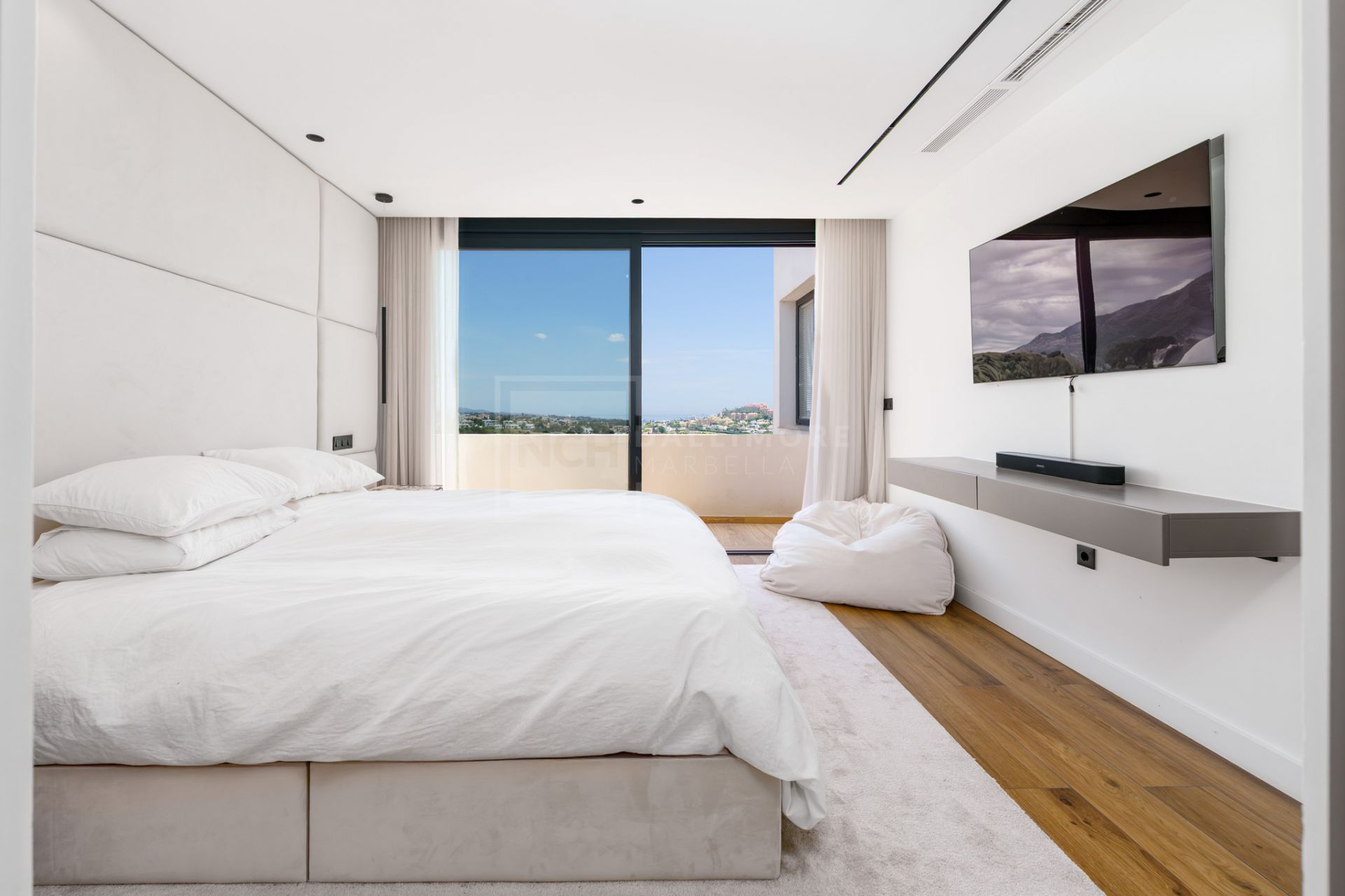 FULLY RENOVATED TOWNHOUSE WITH SPECTACULAR VIEWS