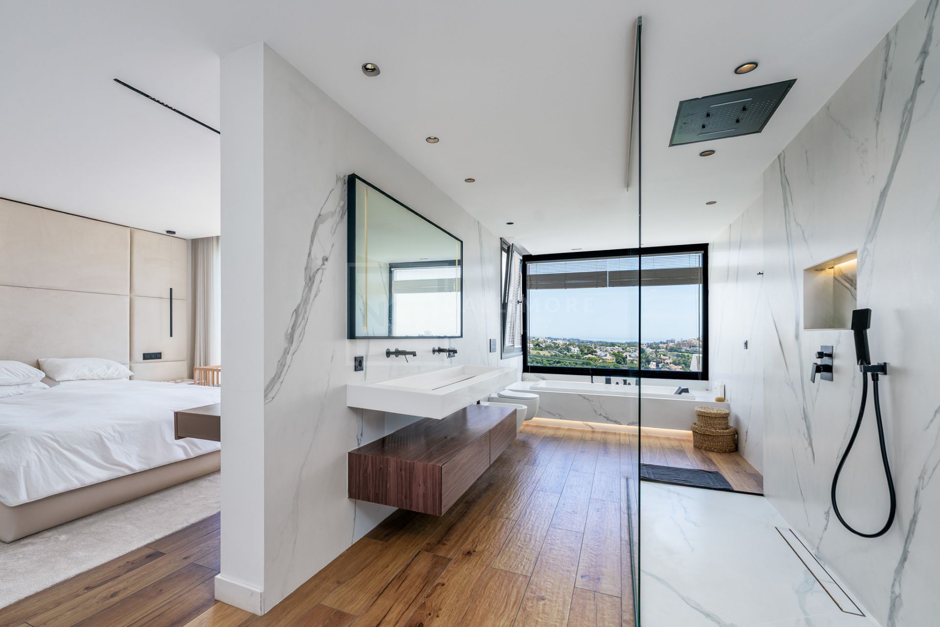 FULLY RENOVATED TOWNHOUSE WITH SPECTACULAR VIEWS