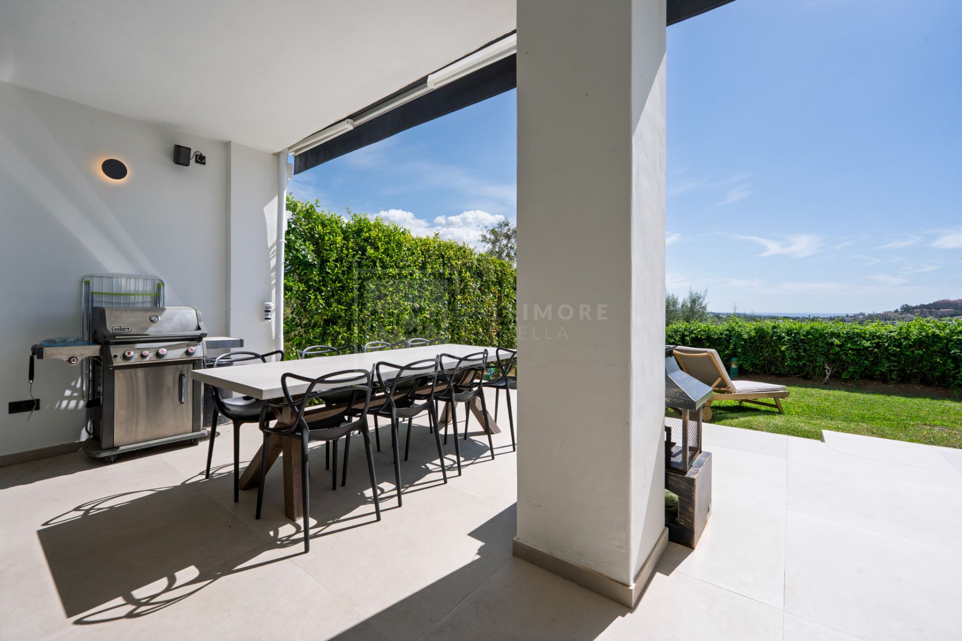FULLY RENOVATED TOWNHOUSE WITH SPECTACULAR VIEWS