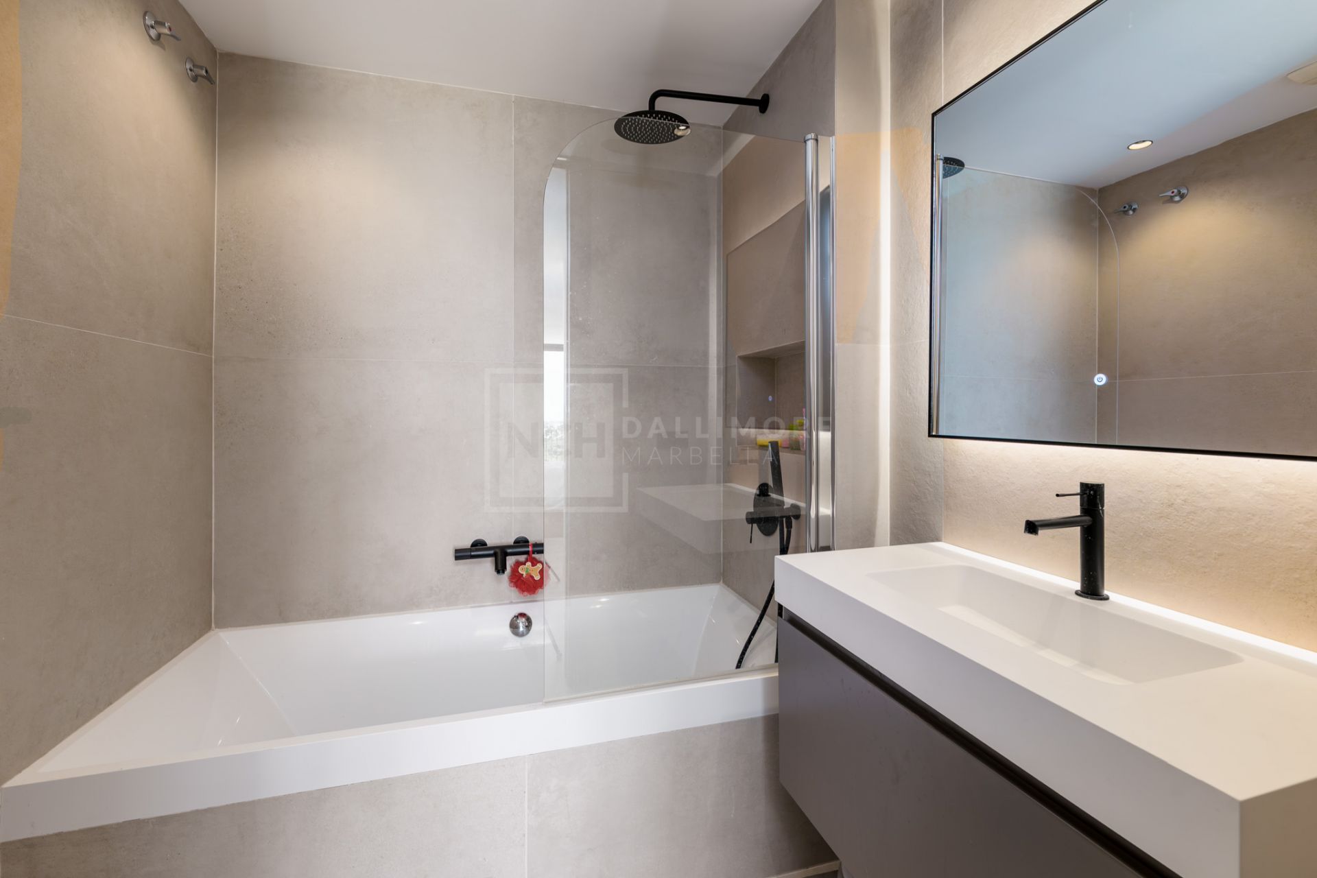 FULLY RENOVATED TOWNHOUSE WITH SPECTACULAR VIEWS