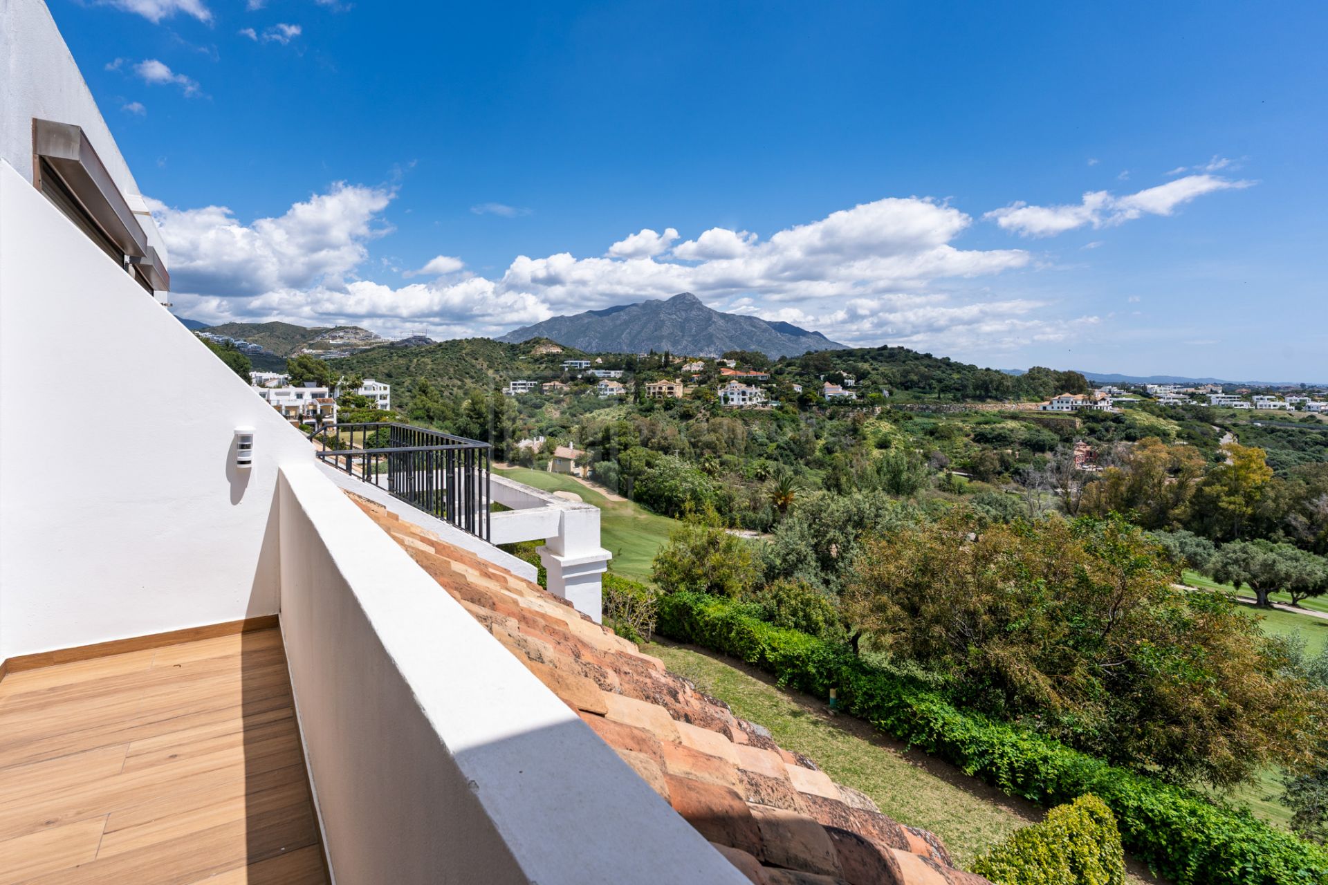 FULLY RENOVATED TOWNHOUSE WITH SPECTACULAR VIEWS