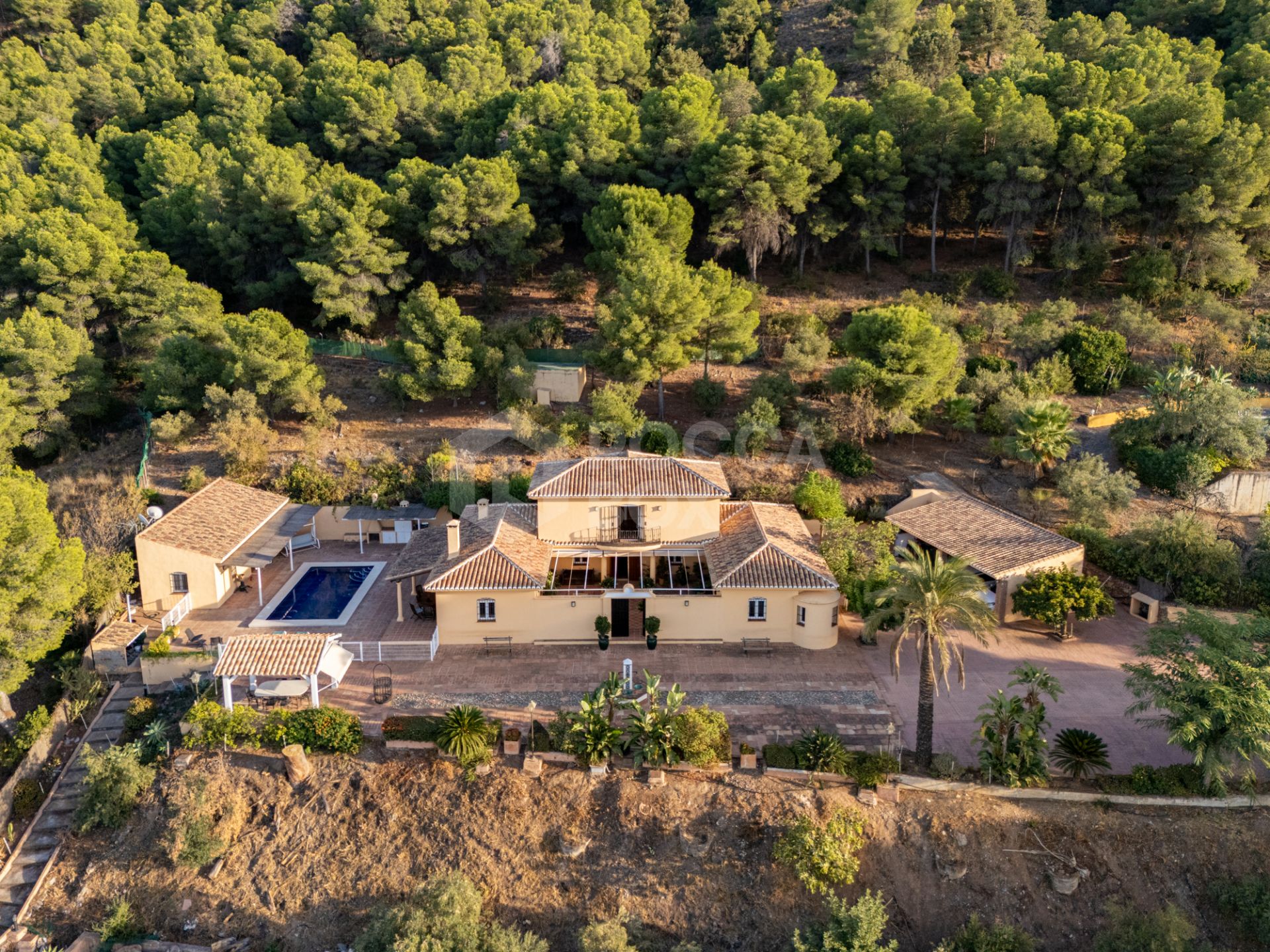 EXCLUSIVE LUXURY ESTATE WITH GUEST HOUSE, GYM, TENNIS COURT AND PANORAMIC VIEWS IN ALHAURÍN DE LA TORRE