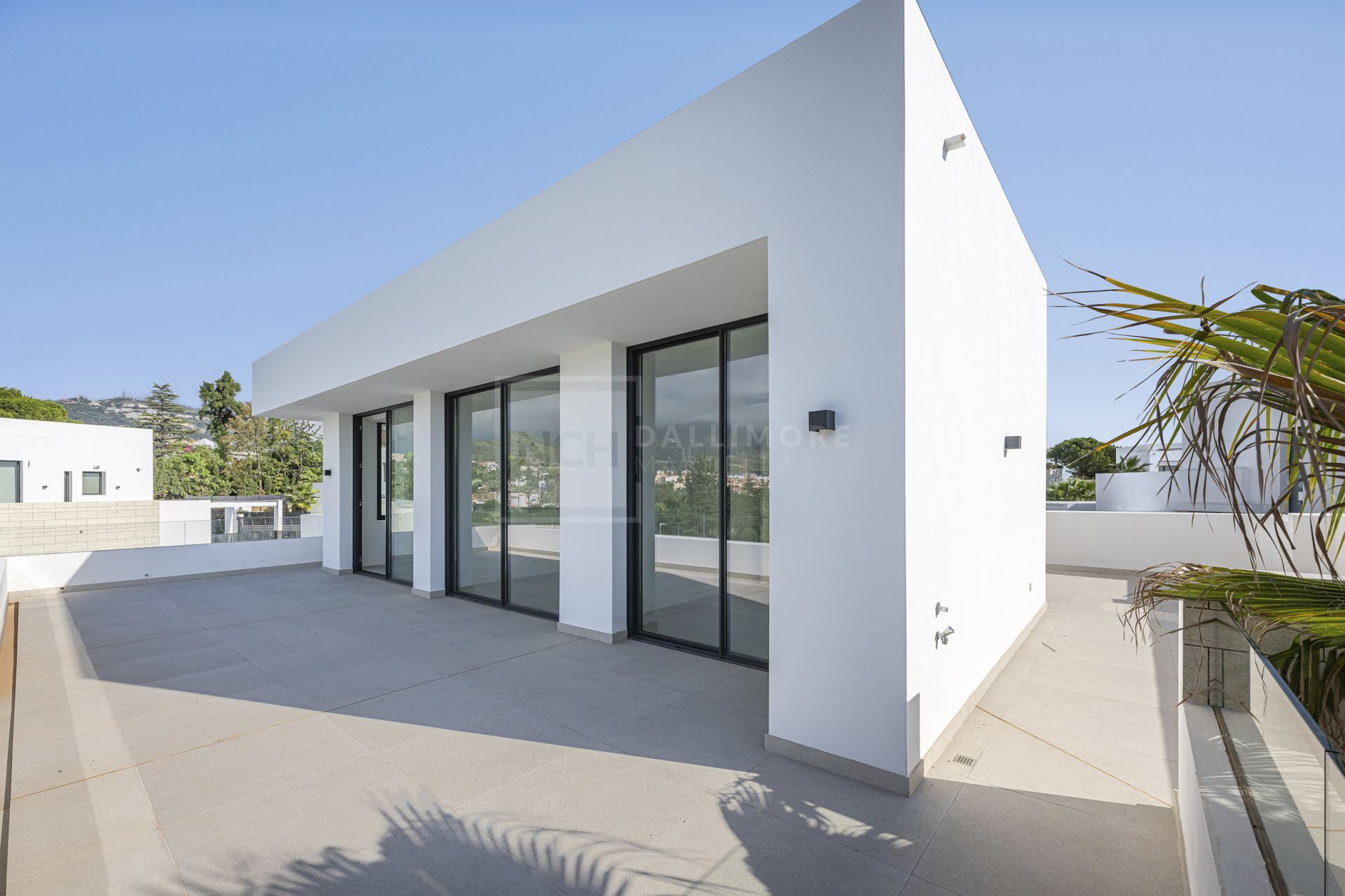 Modern 4-Bedroom Villa in Gated Community in Marbella East