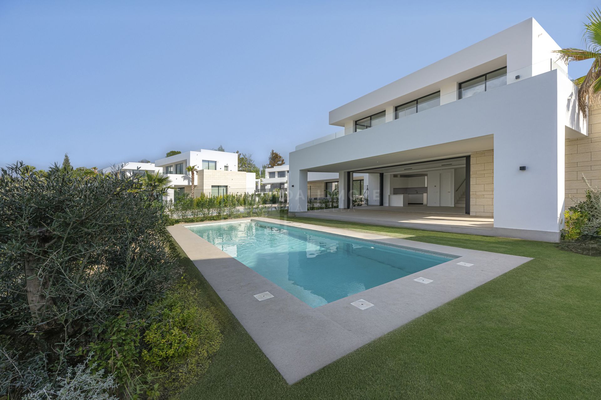 Modern 4-Bedroom Villa in Gated Community in Marbella East