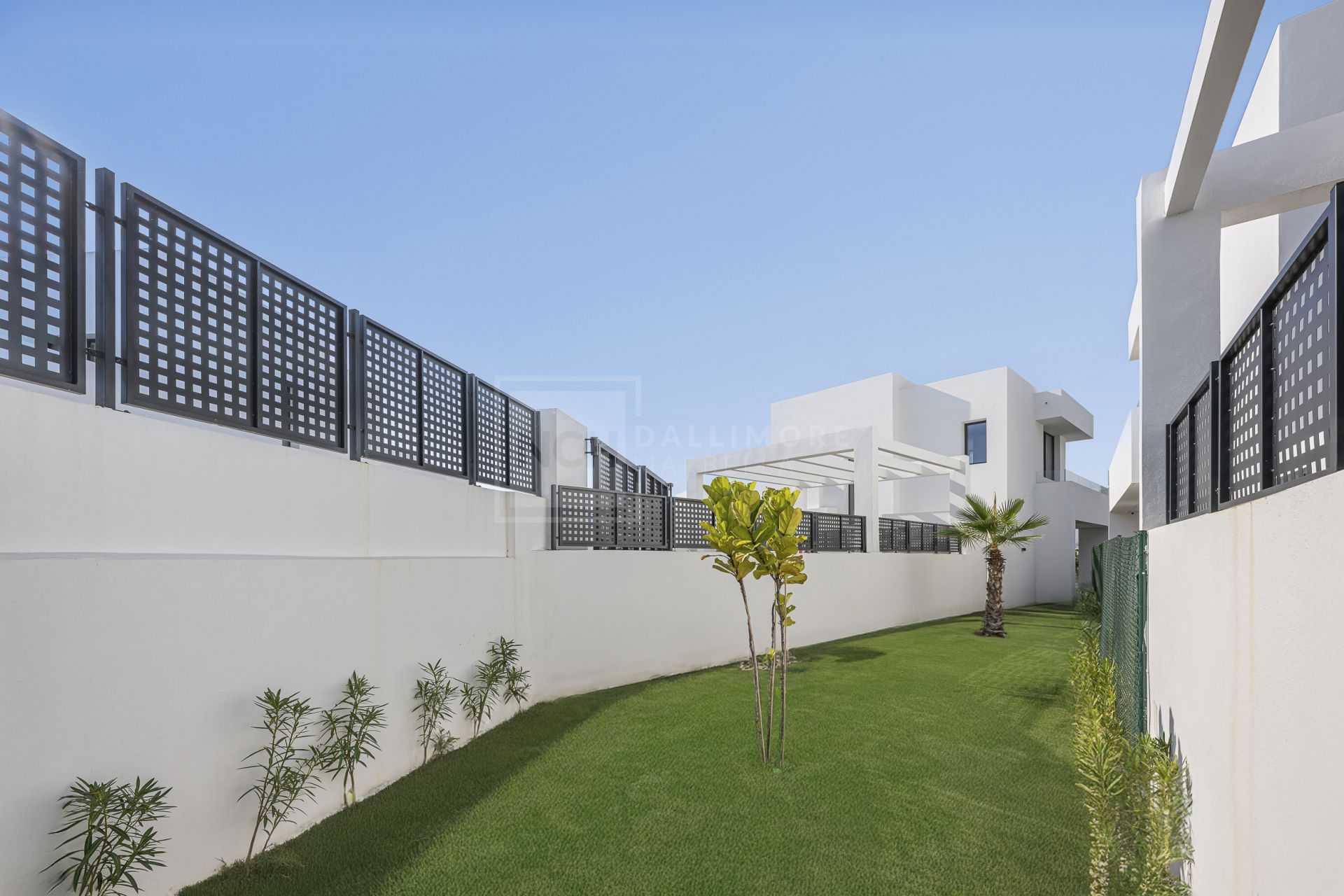 Modern 4-Bedroom Villa in Gated Community in Marbella East