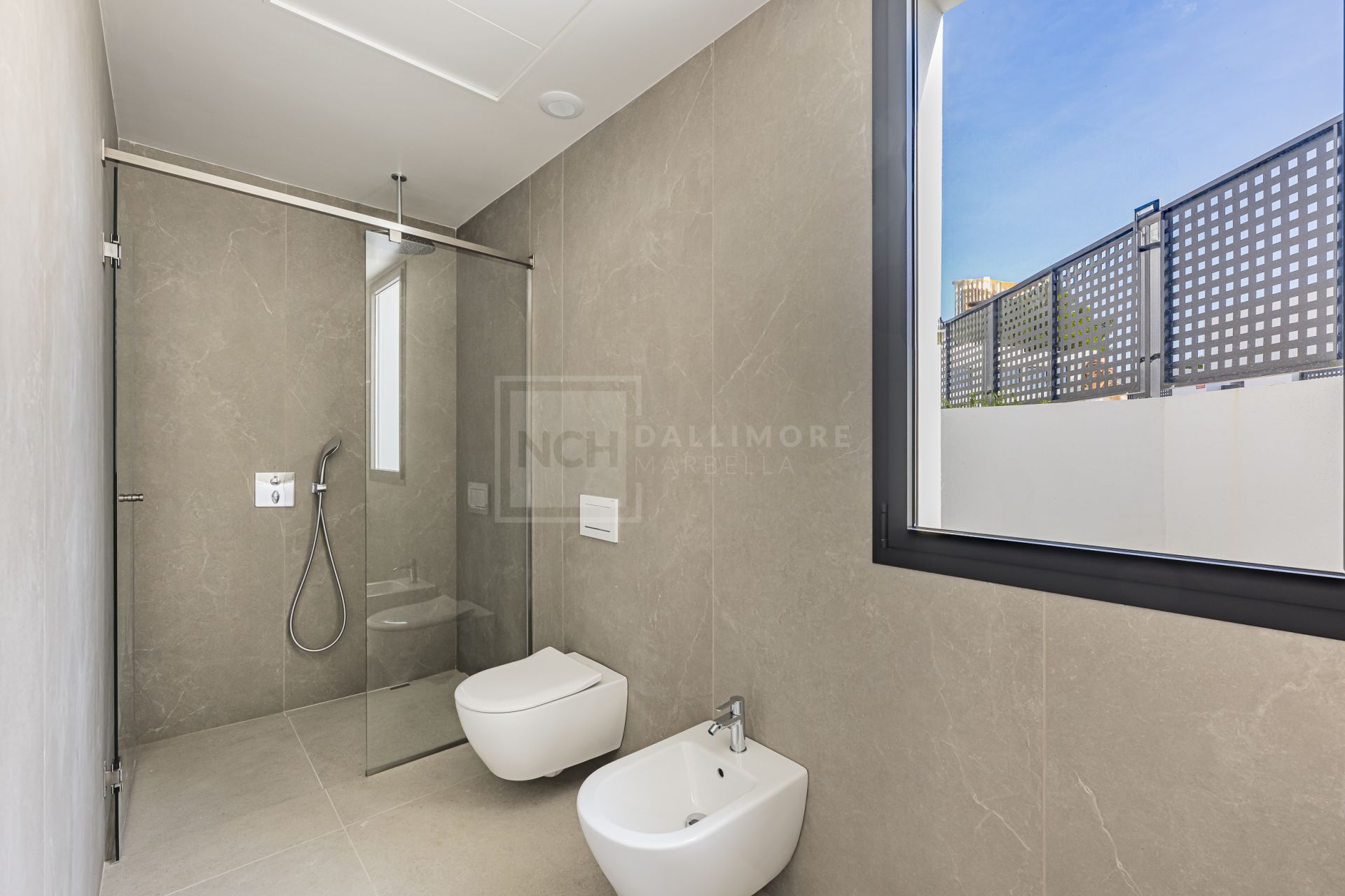 Modern 4-Bedroom Villa in Gated Community in Marbella East