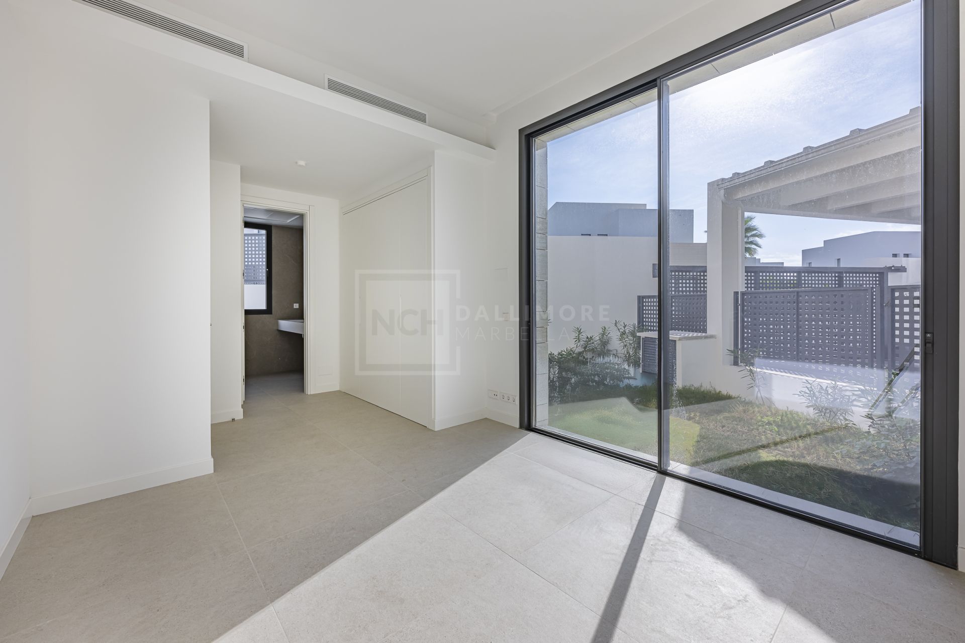 Modern 4-Bedroom Villa in Gated Community in Marbella East