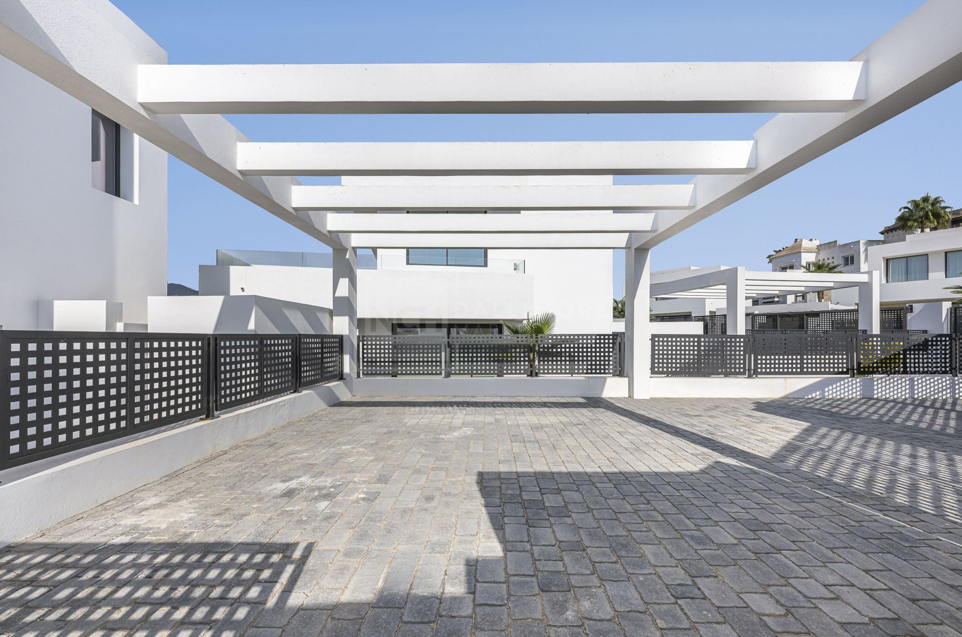 Modern 4-Bedroom Villa in Gated Community in Marbella East