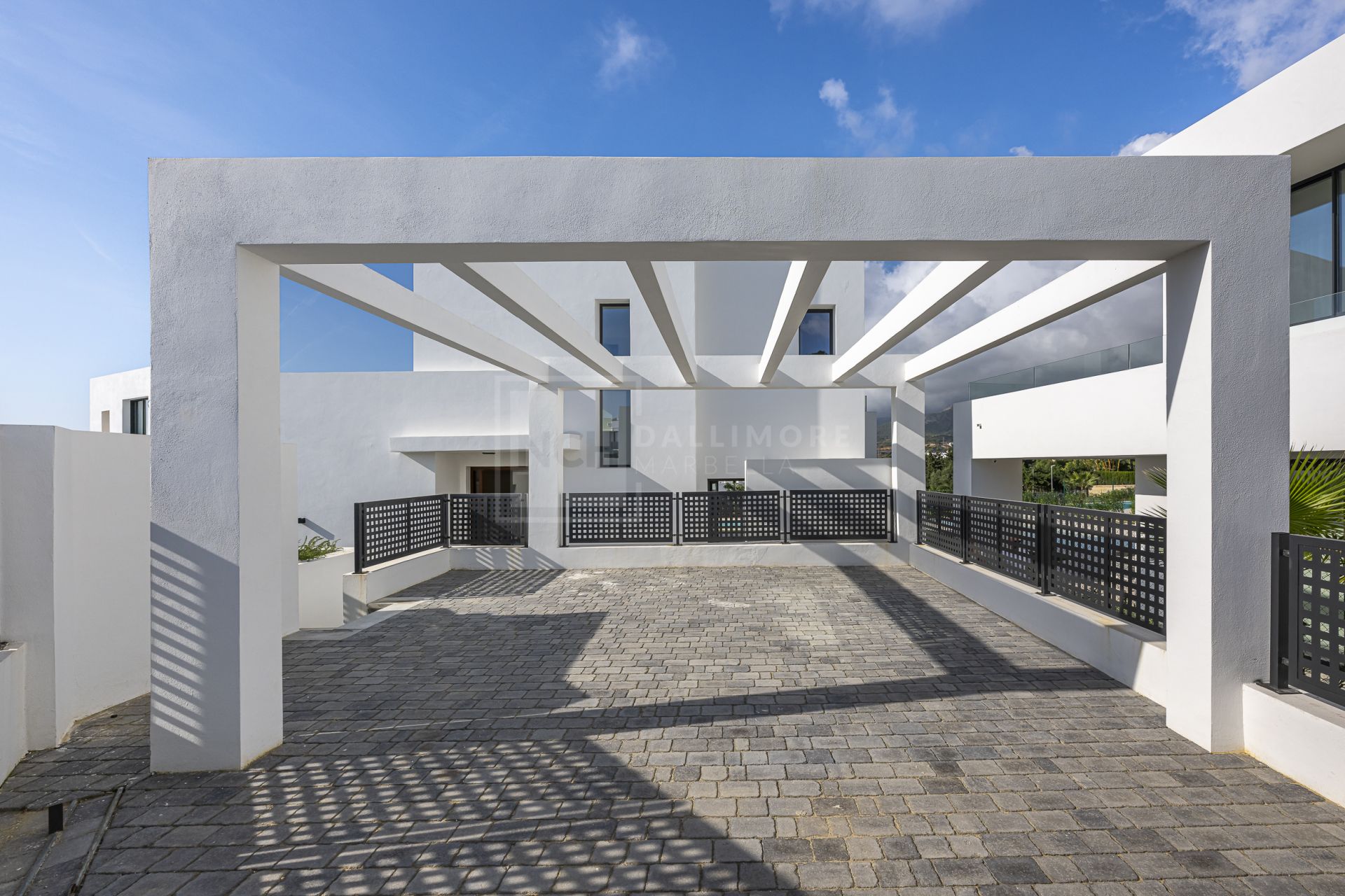 Modern 4-Bedroom Villa in Gated Community in Marbella East