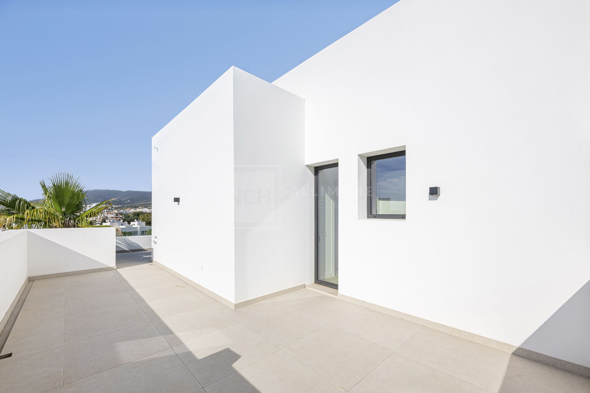 Modern 4-Bedroom Villa in Gated Community in Marbella East