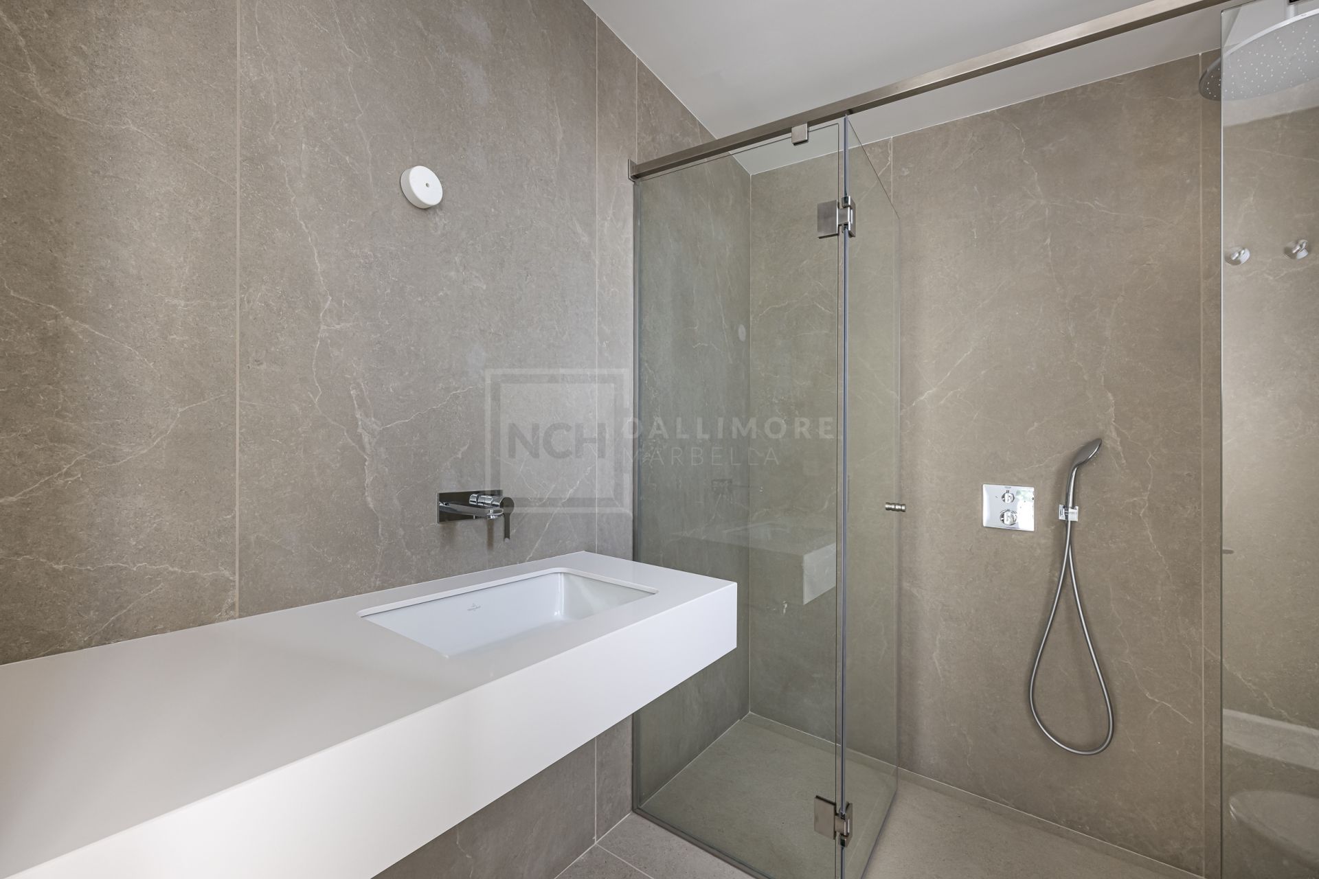 Modern 4-Bedroom Villa in Gated Community in Marbella East