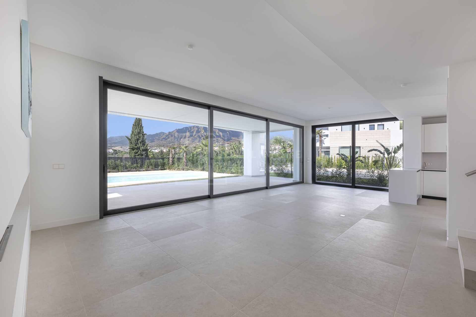 Modern 4-Bedroom Villa in Gated Community in Marbella East