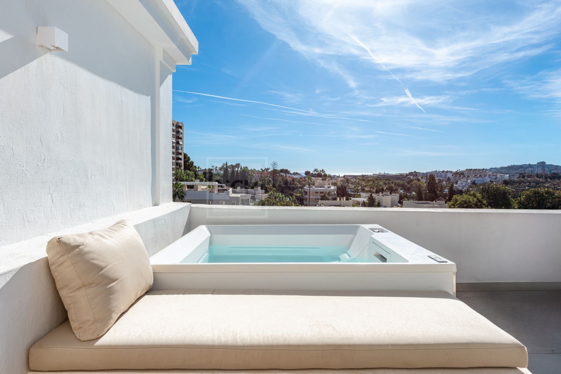 Casa adosada recién reformada en Aloha Gardens con vistas panorámicas