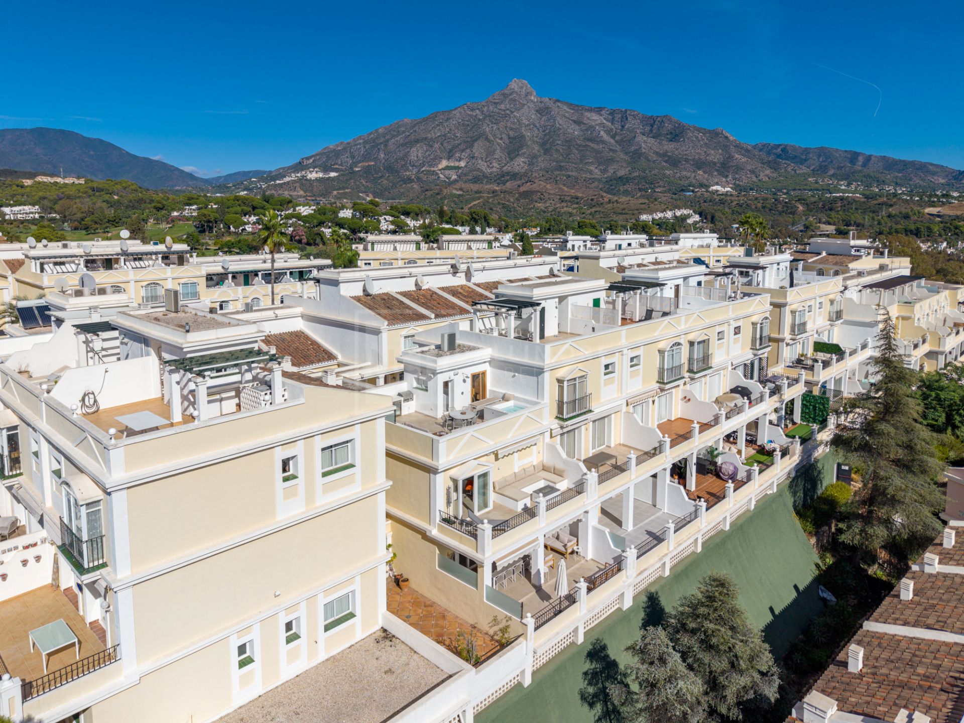 Casa adosada recién reformada en Aloha Gardens con vistas panorámicas
