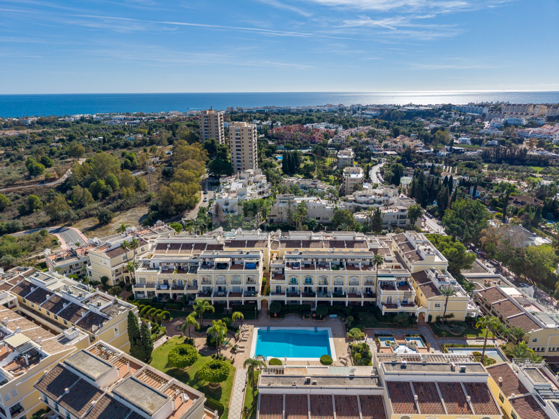 Casa adosada recién reformada en Aloha Gardens con vistas panorámicas