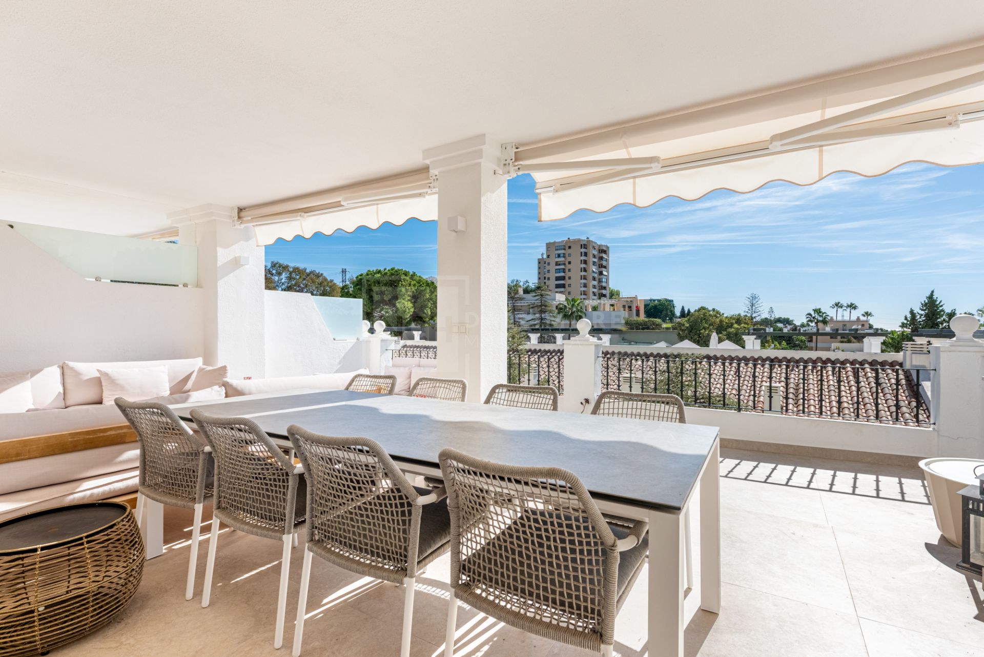 Casa adosada recién reformada en Aloha Gardens con vistas panorámicas