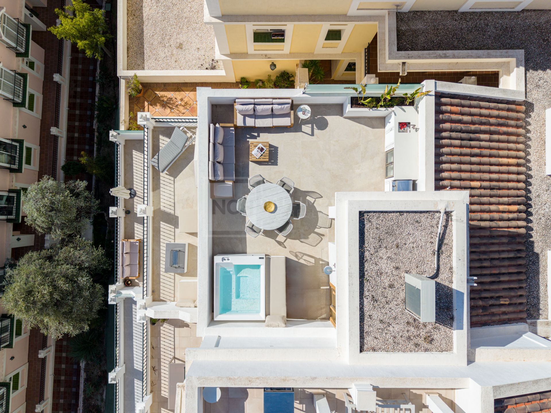 Casa adosada recién reformada en Aloha Gardens con vistas panorámicas