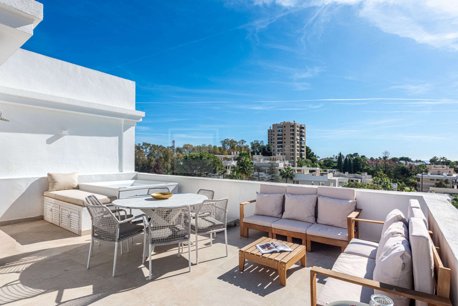 Casa adosada recién reformada en Aloha Gardens con vistas panorámicas