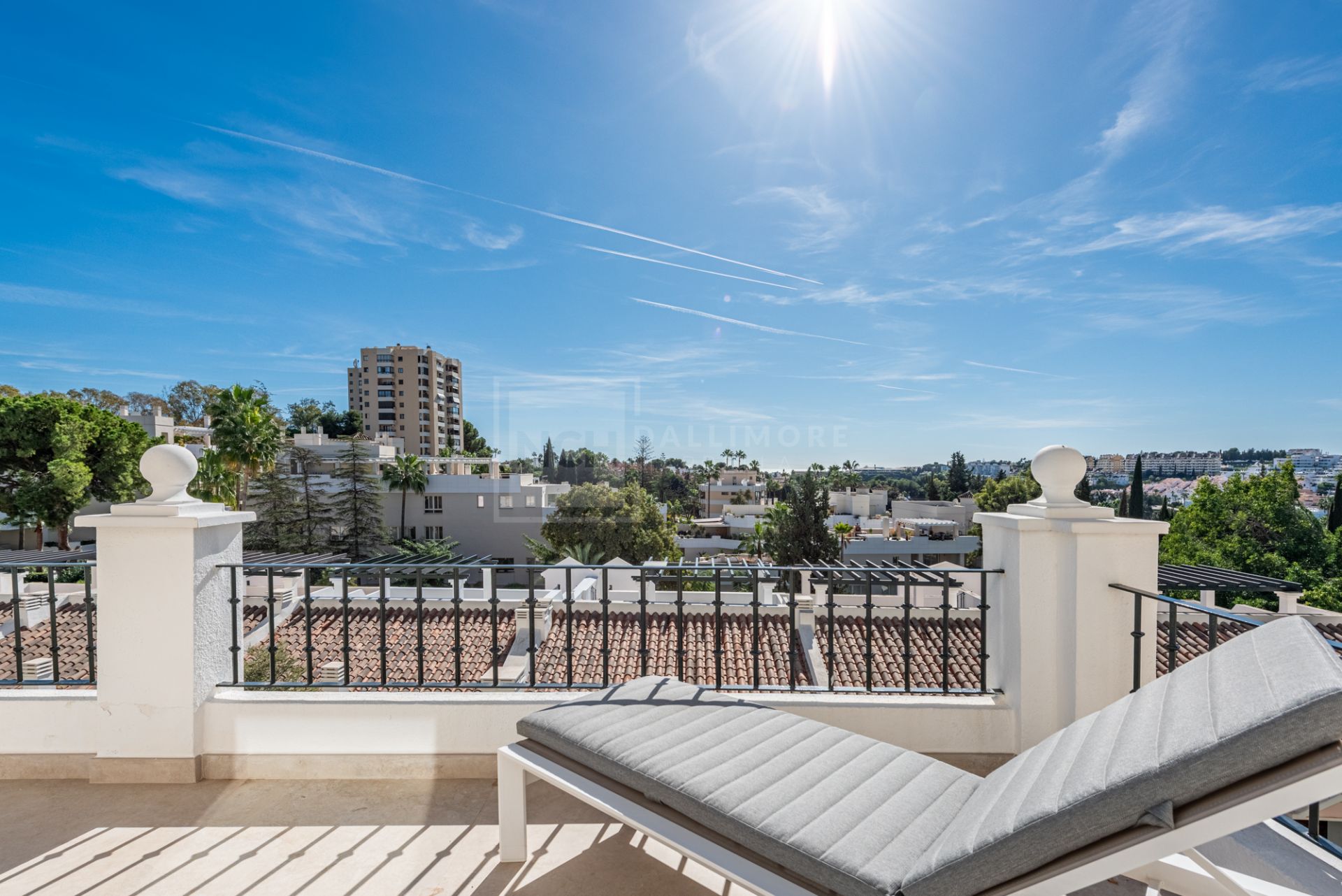Casa adosada recién reformada en Aloha Gardens con vistas panorámicas