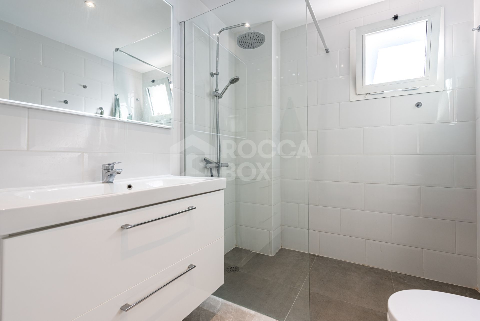 Stunning 3-Bedroom Corner Apartment in La Maestranza, Nueva Andalucía