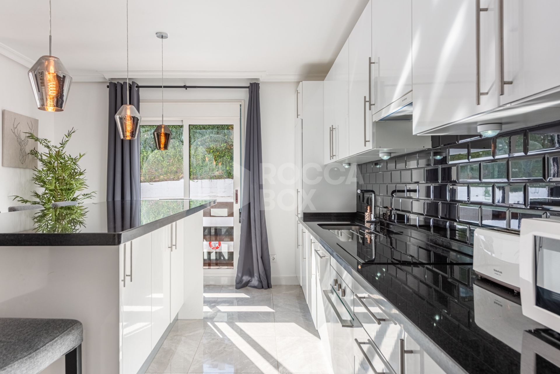 Stunning 3-Bedroom Corner Apartment in La Maestranza, Nueva Andalucía