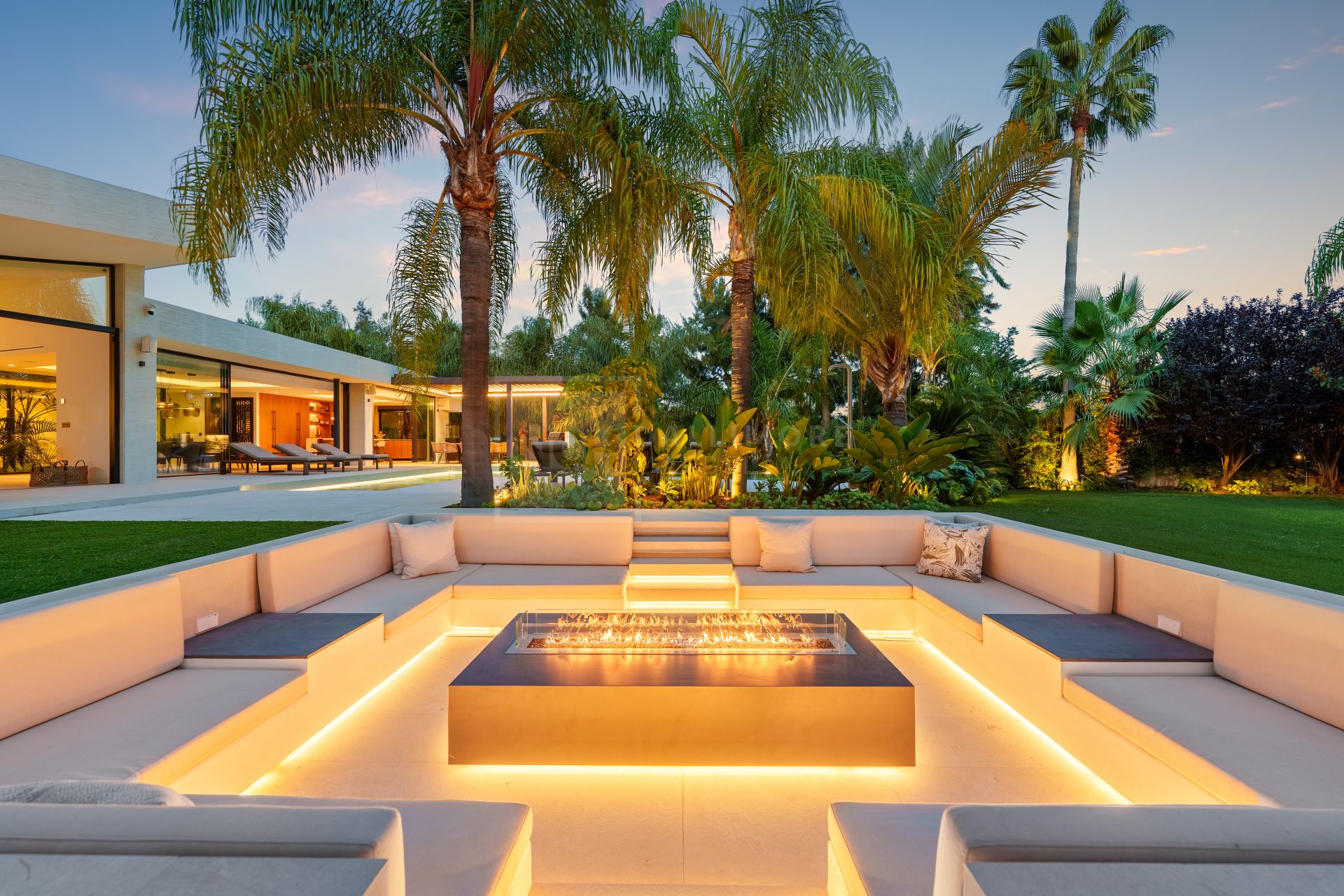 MARBELLA EAST CONTEMPORARY VILLA WITH INFINITY POOL AND SEAMLESS INDOOR–OUTDOOR LIVING