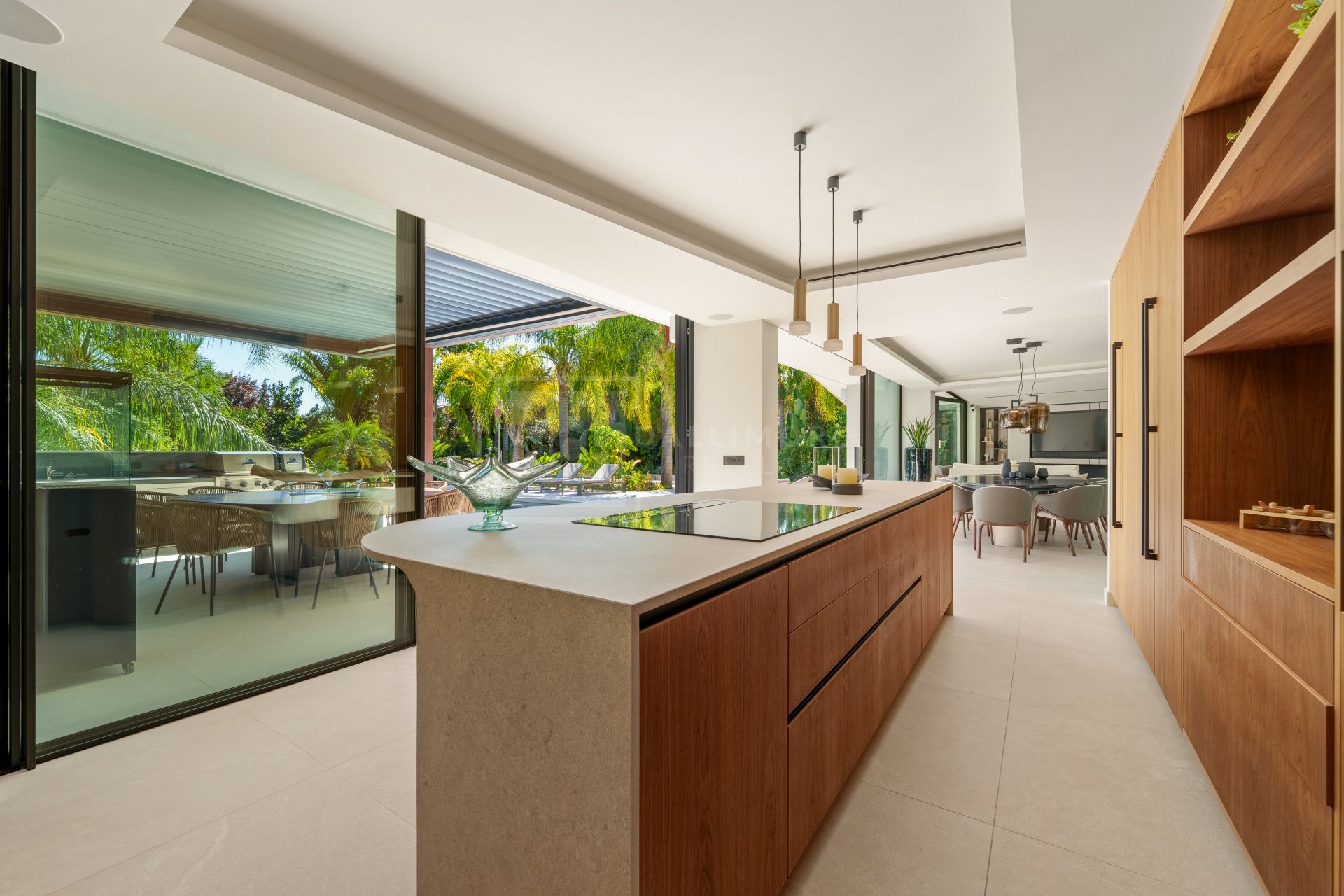 MARBELLA EAST CONTEMPORARY VILLA WITH INFINITY POOL AND SEAMLESS INDOOR–OUTDOOR LIVING