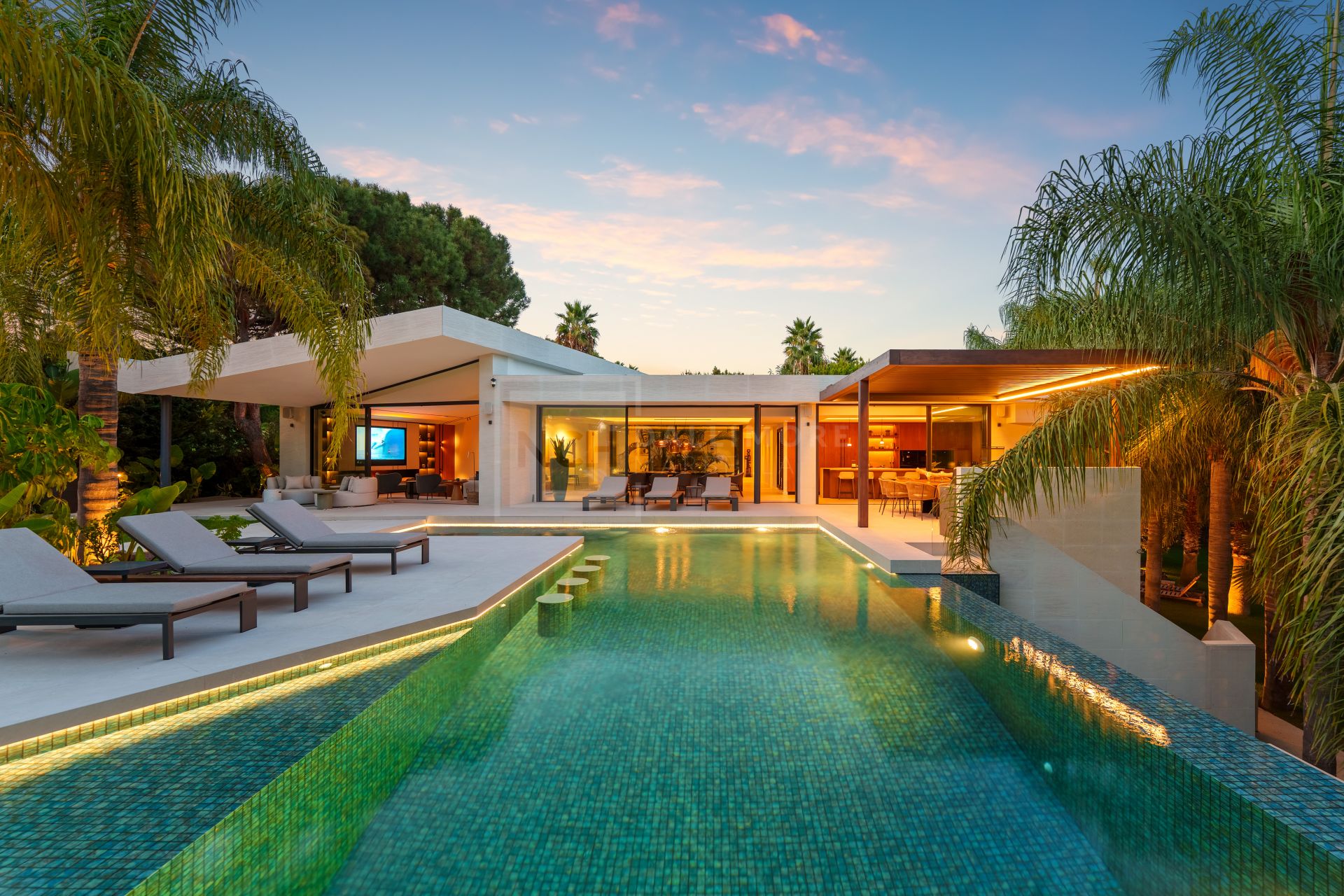 MARBELLA EAST CONTEMPORARY VILLA WITH INFINITY POOL AND SEAMLESS INDOOR–OUTDOOR LIVING