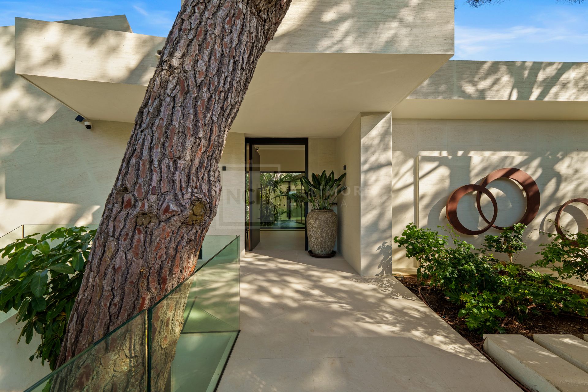 MARBELLA EAST CONTEMPORARY VILLA WITH INFINITY POOL AND SEAMLESS INDOOR–OUTDOOR LIVING