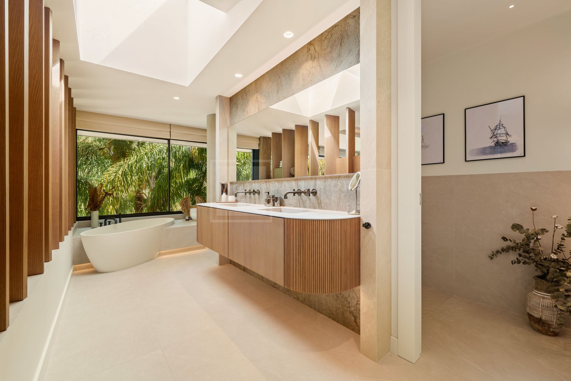 MARBELLA EAST CONTEMPORARY VILLA WITH INFINITY POOL AND SEAMLESS INDOOR–OUTDOOR LIVING