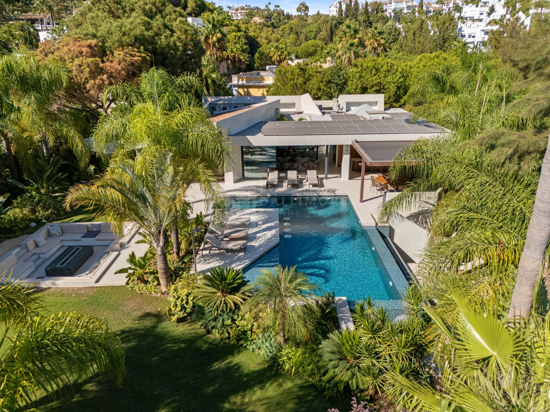 MARBELLA EAST CONTEMPORARY VILLA WITH INFINITY POOL AND SEAMLESS INDOOR–OUTDOOR LIVING